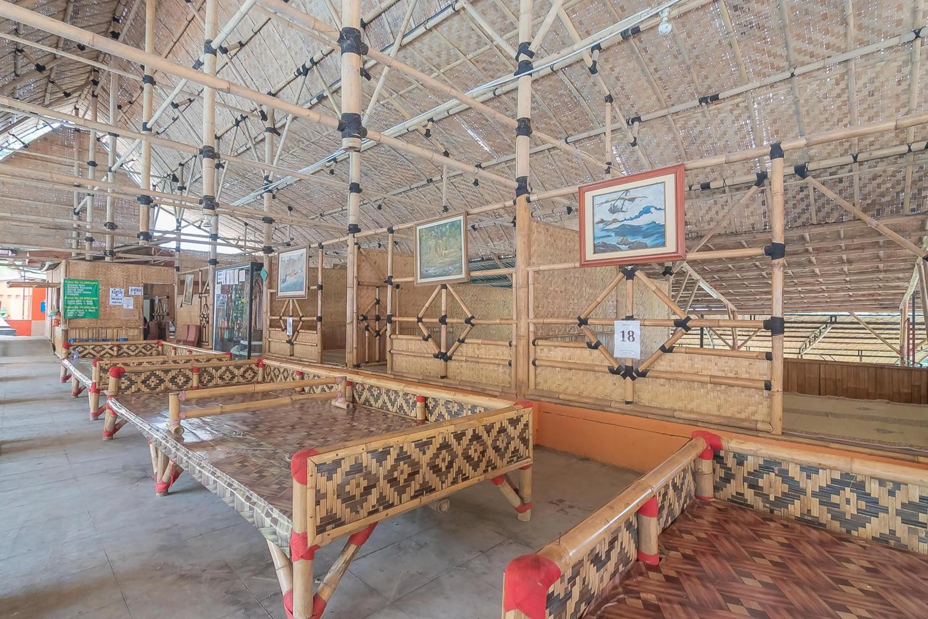 Lounge or bar in RedDoorz Resort Syariah @ Batu Apung Purwakarta