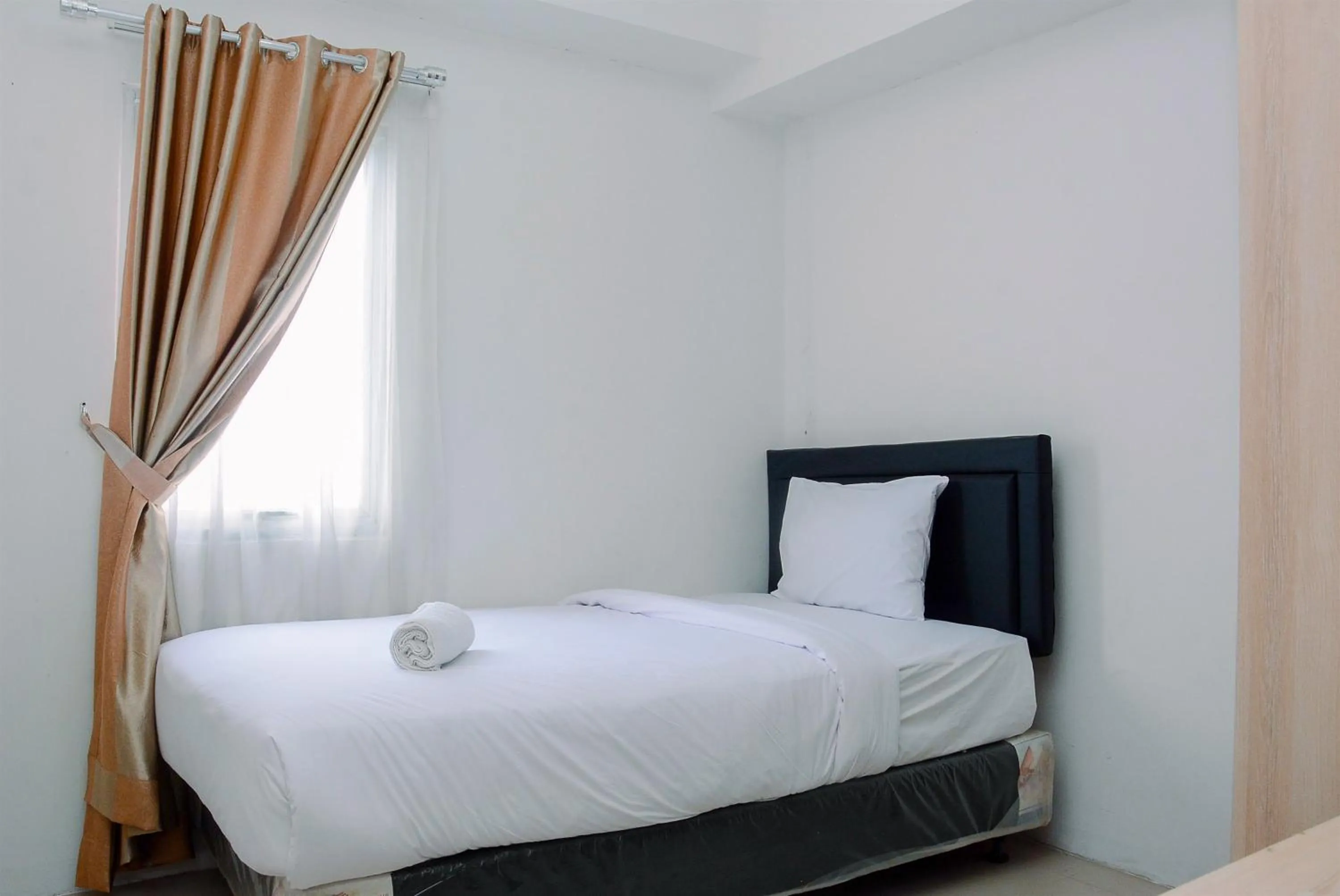 Bed in 2BR Apartment at Park View Condominium near Universitas Indonesia By Travelio