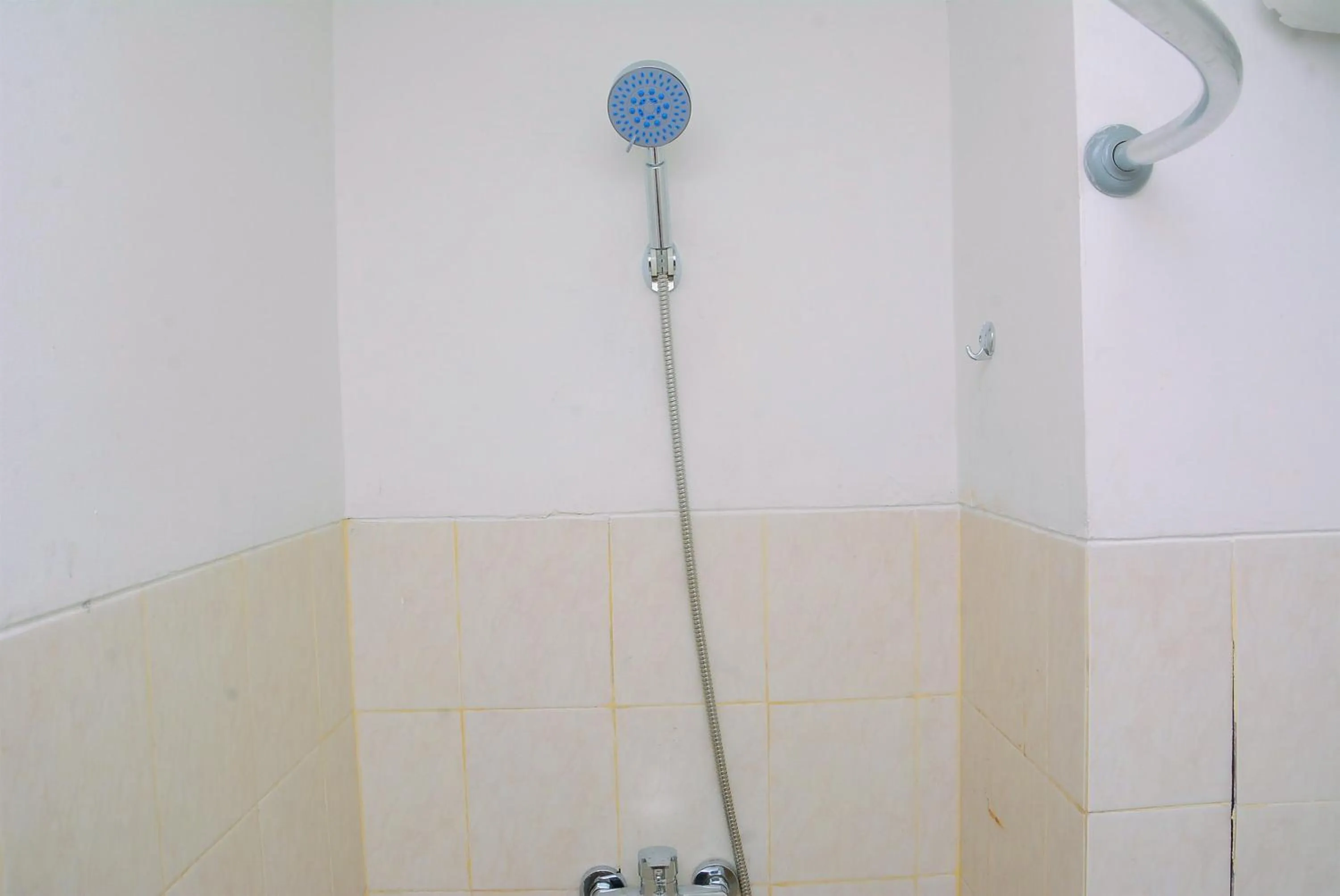 Bathroom in 2BR Apartment at Park View Condominium near Universitas Indonesia By Travelio