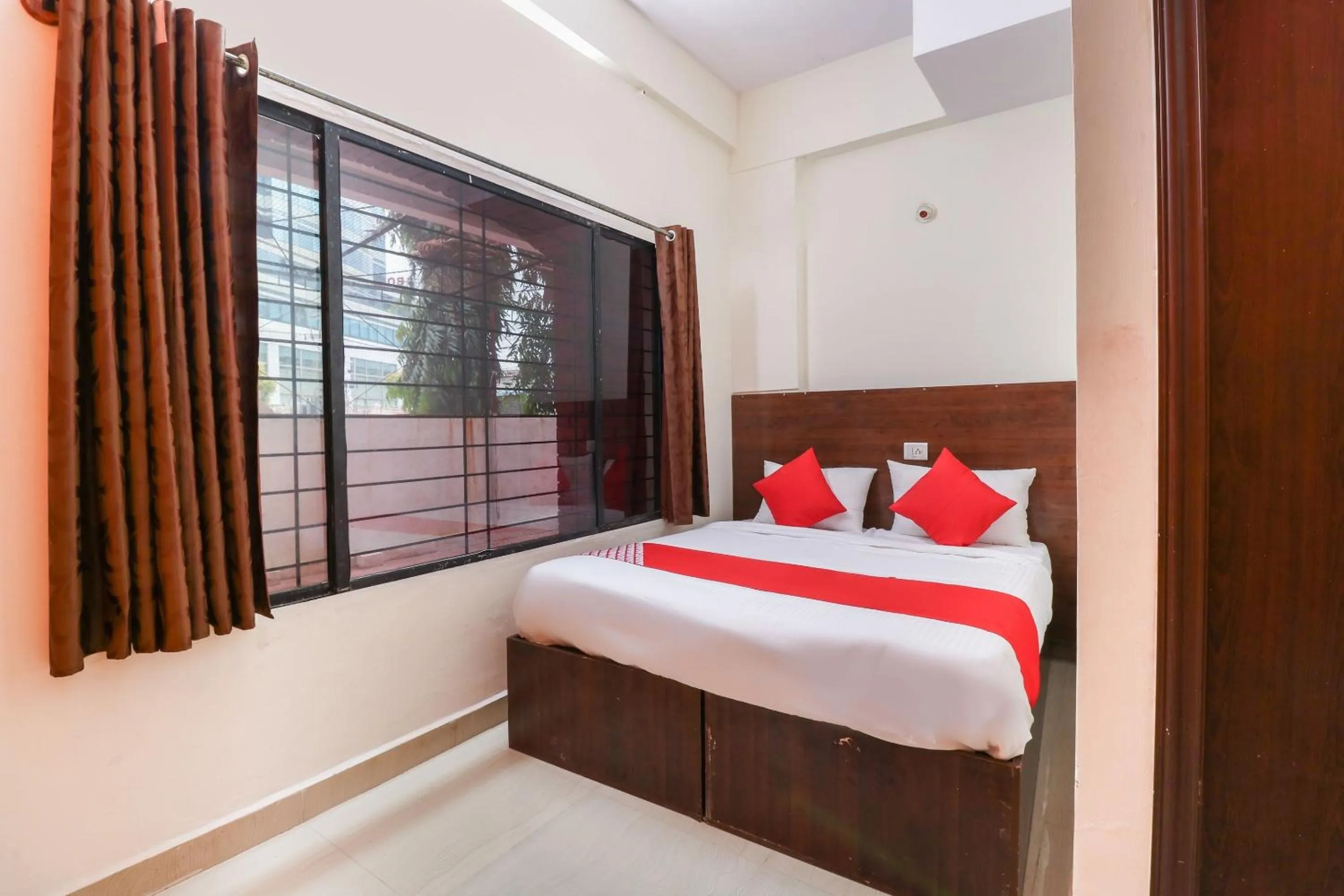 Bedroom, Bed in Hotel O The Royal International Hotel