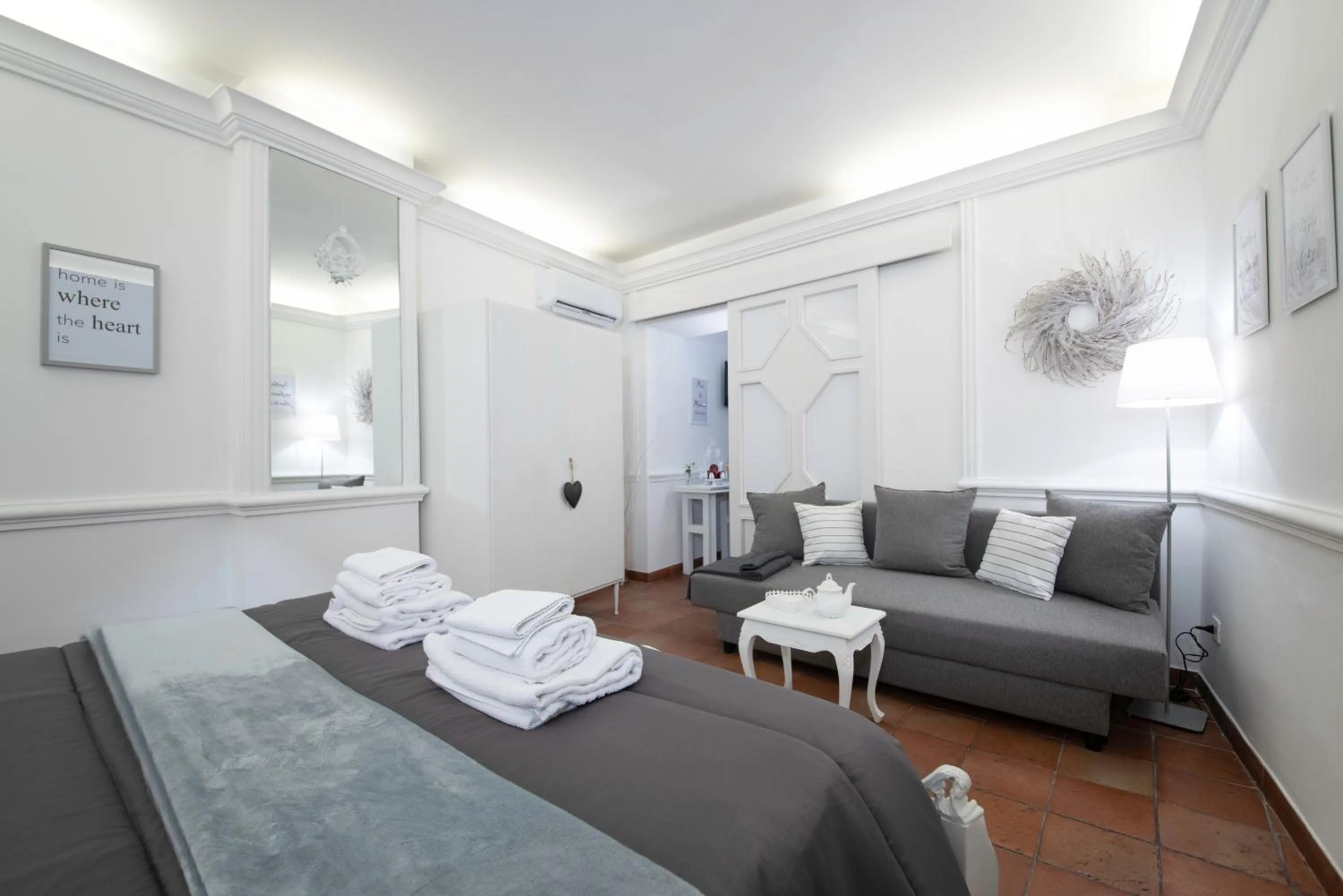 Photo of the whole room, Bed in Sweet Arco Farnese