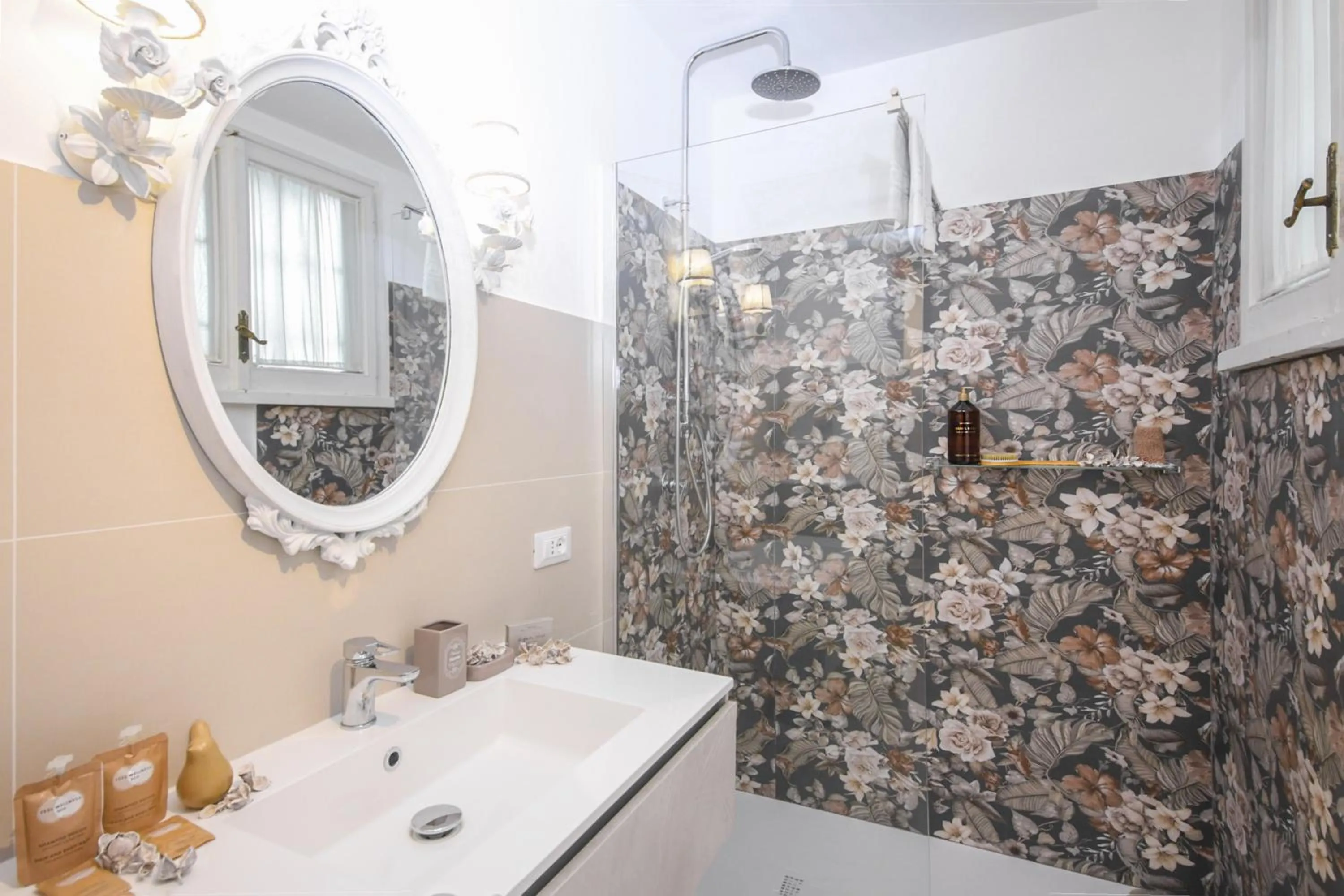 Bathroom in Sweet Arco Farnese