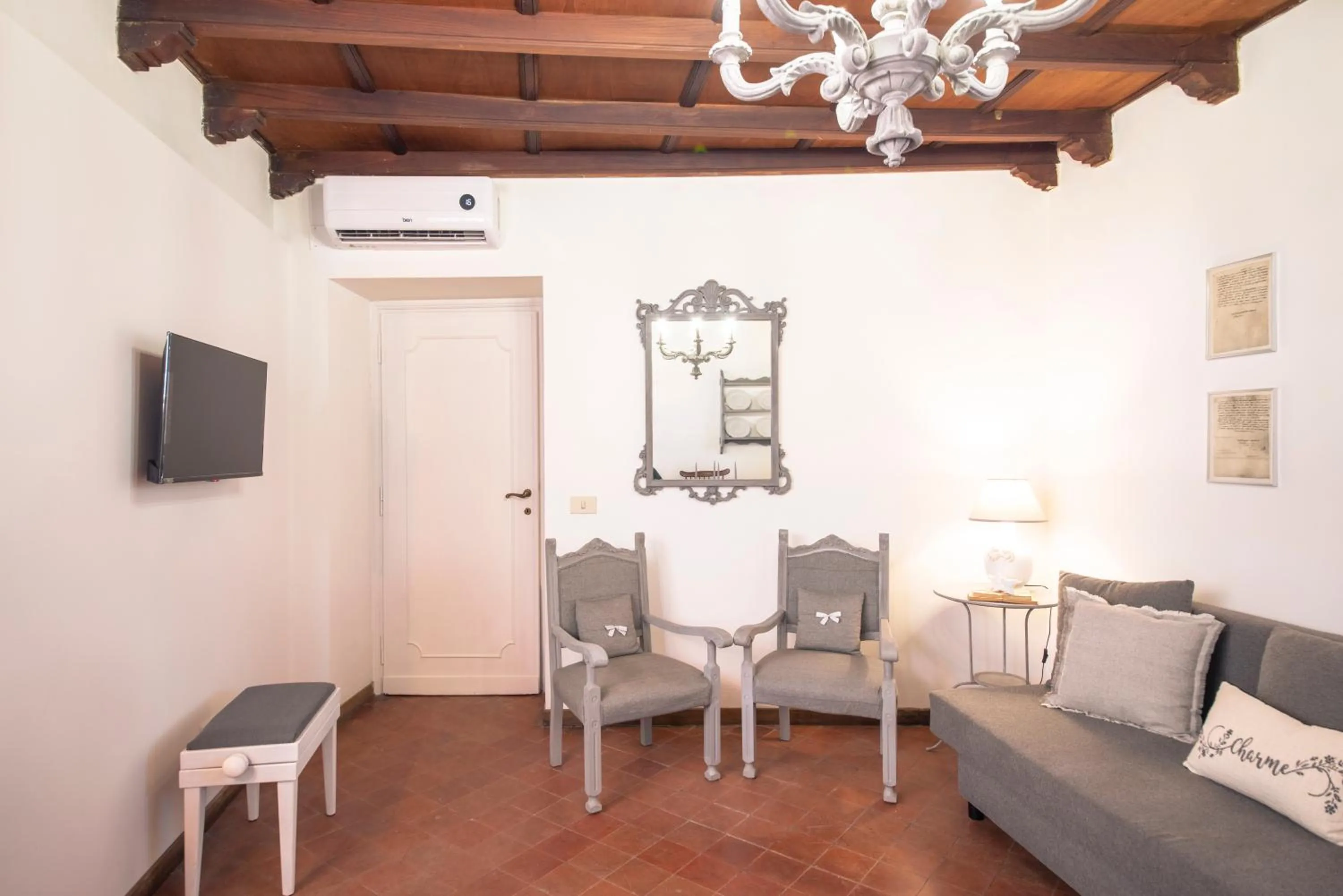 Communal lounge/ TV room in Sweet Arco Farnese