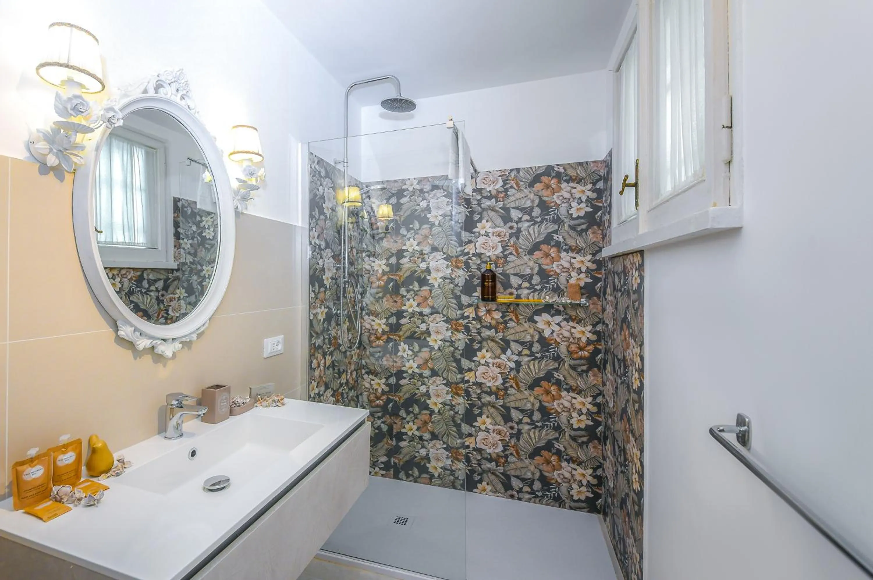 Bathroom in Sweet Arco Farnese