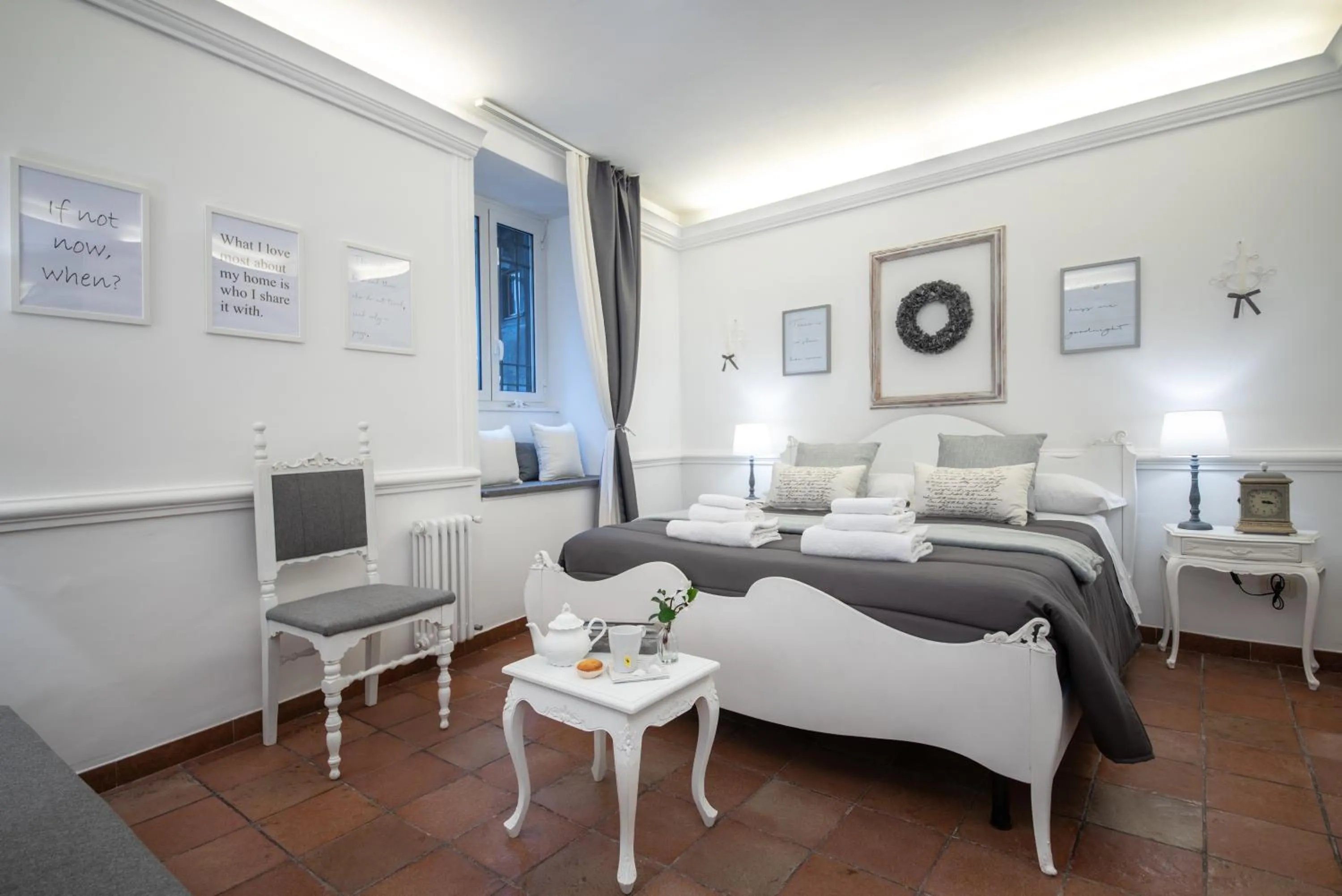 Photo of the whole room, Bed in Sweet Arco Farnese