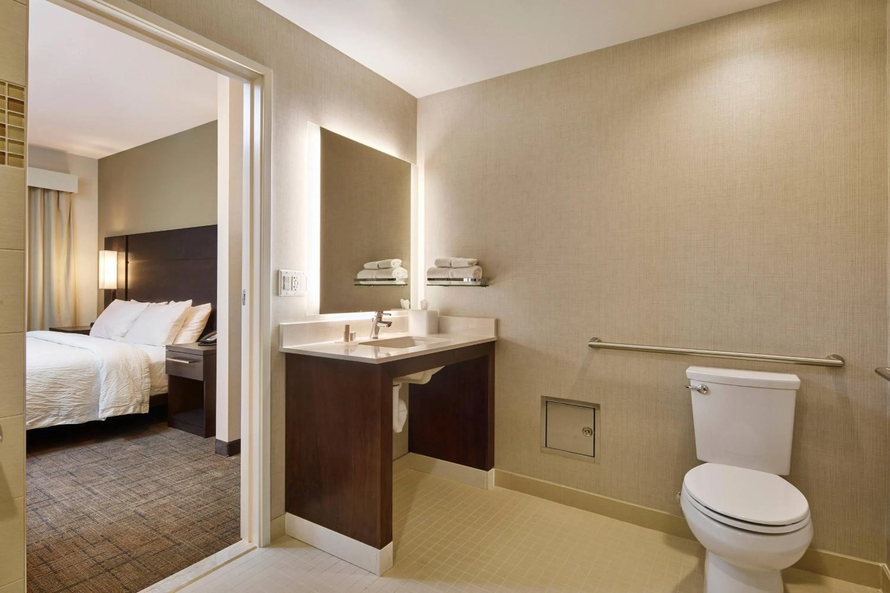 Bathroom, Bed in Residence Inn Sacramento Davis