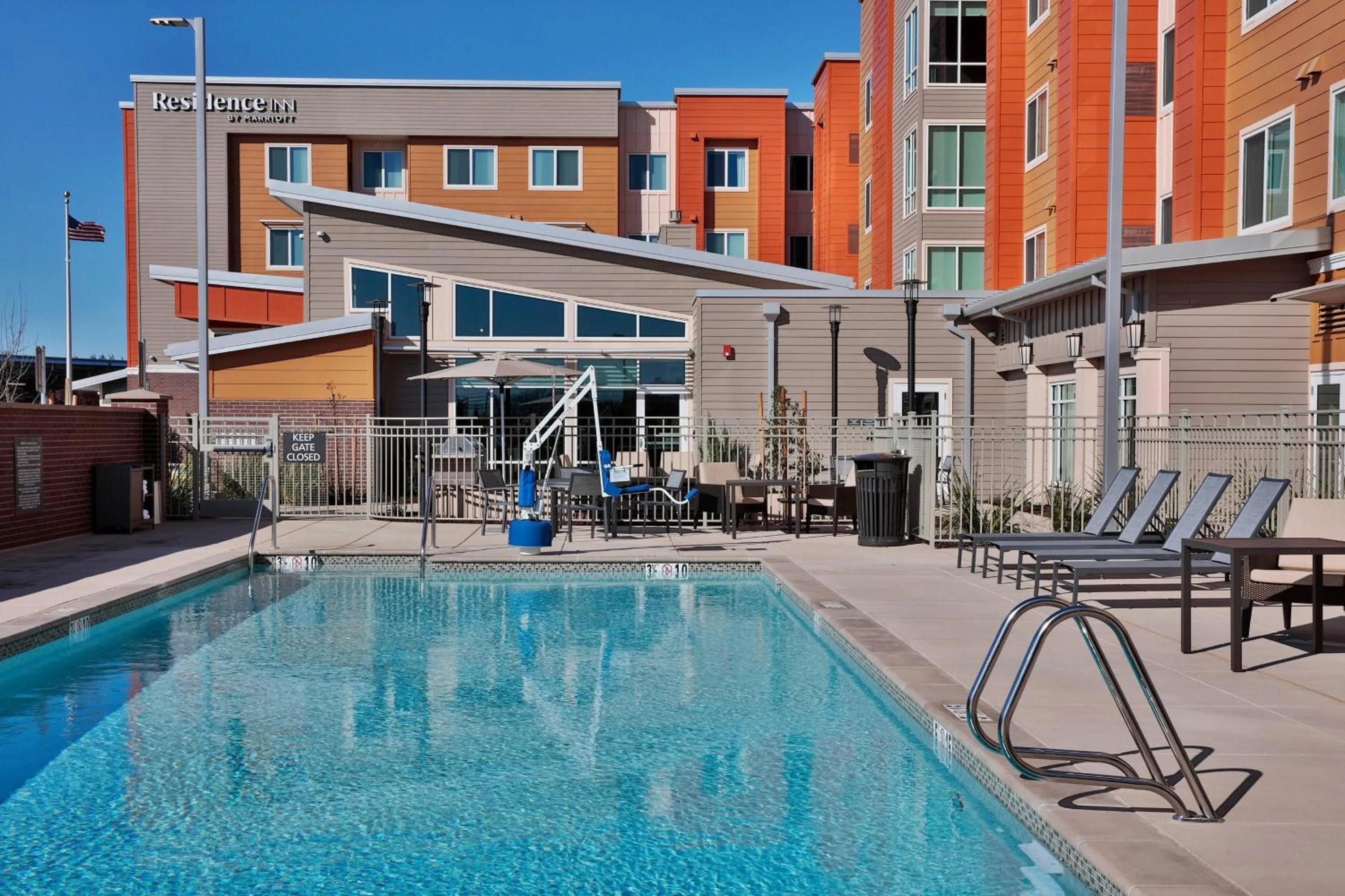 Swimming pool in Residence Inn Sacramento Davis