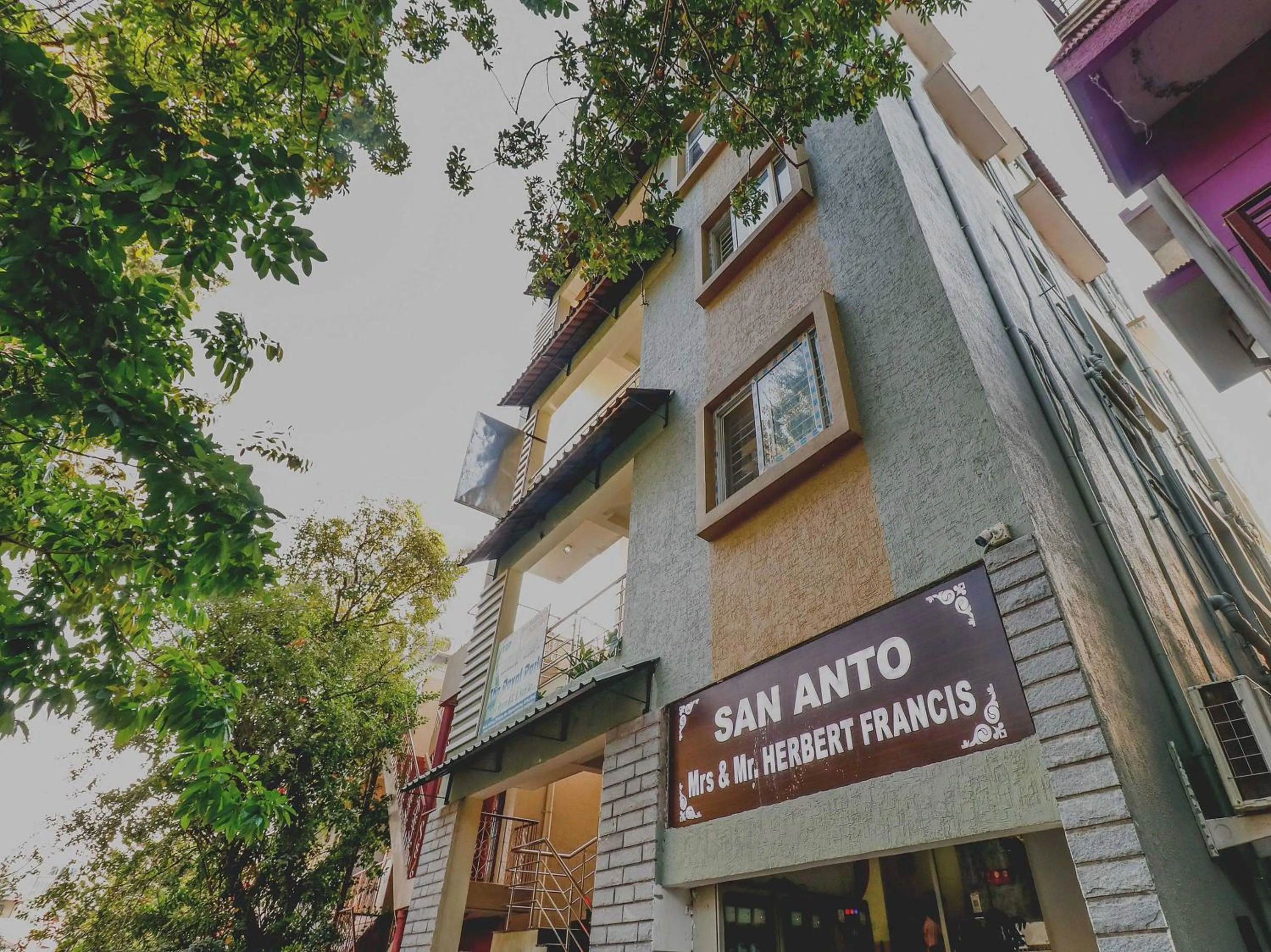 Facade/entrance in Hotel O The Royal Park