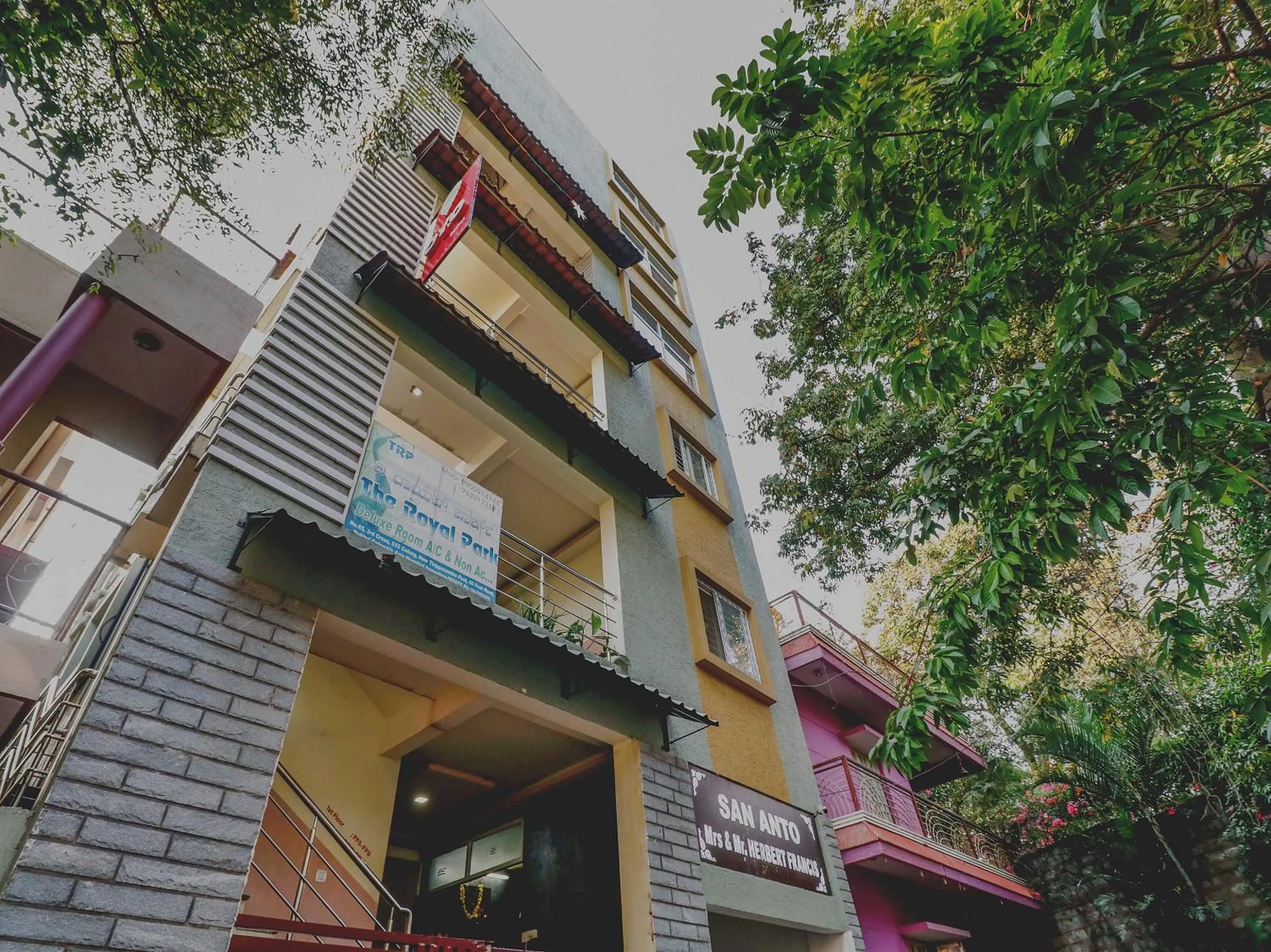 Facade/entrance in Hotel O The Royal Park