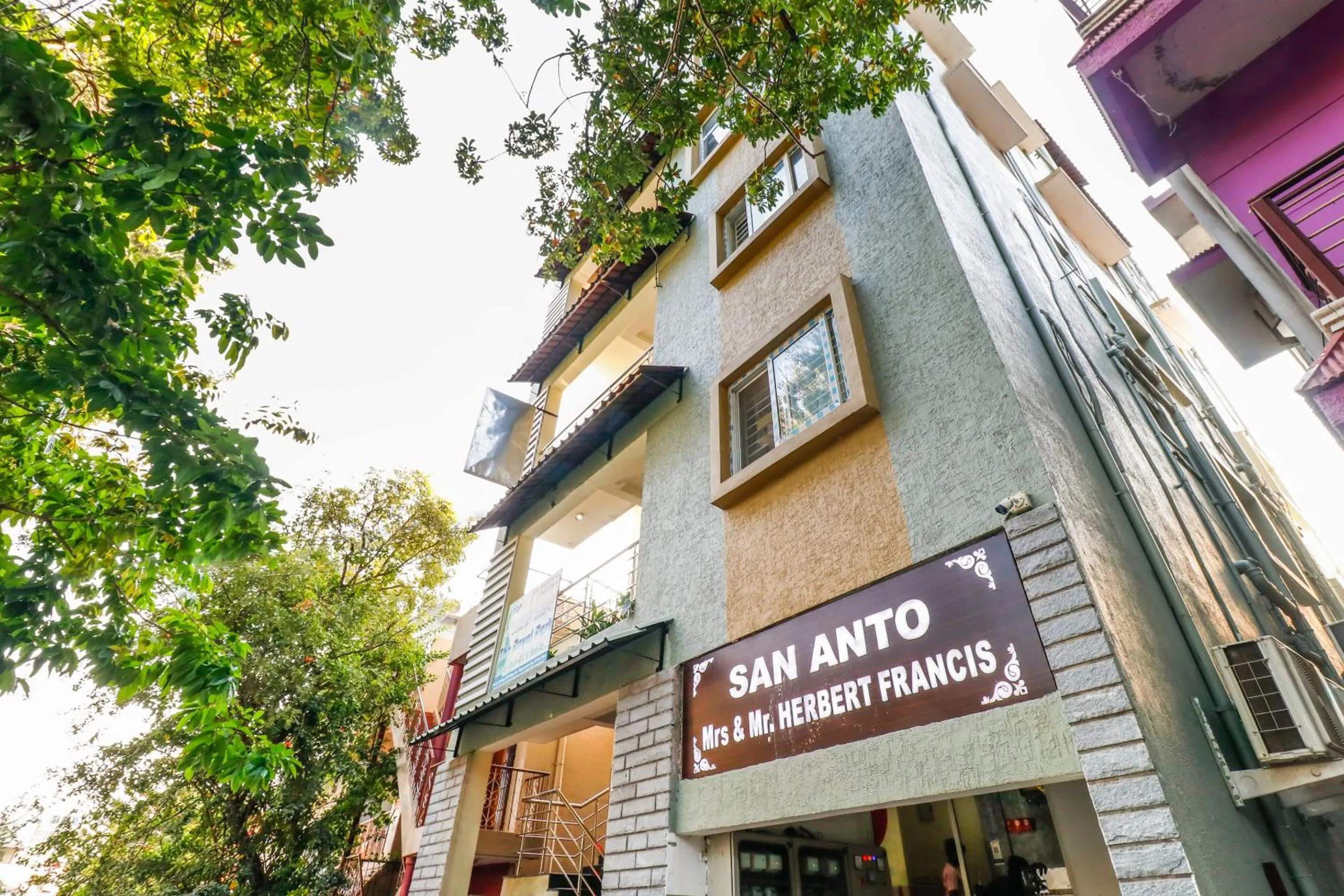 Facade/entrance in Hotel O The Royal Park