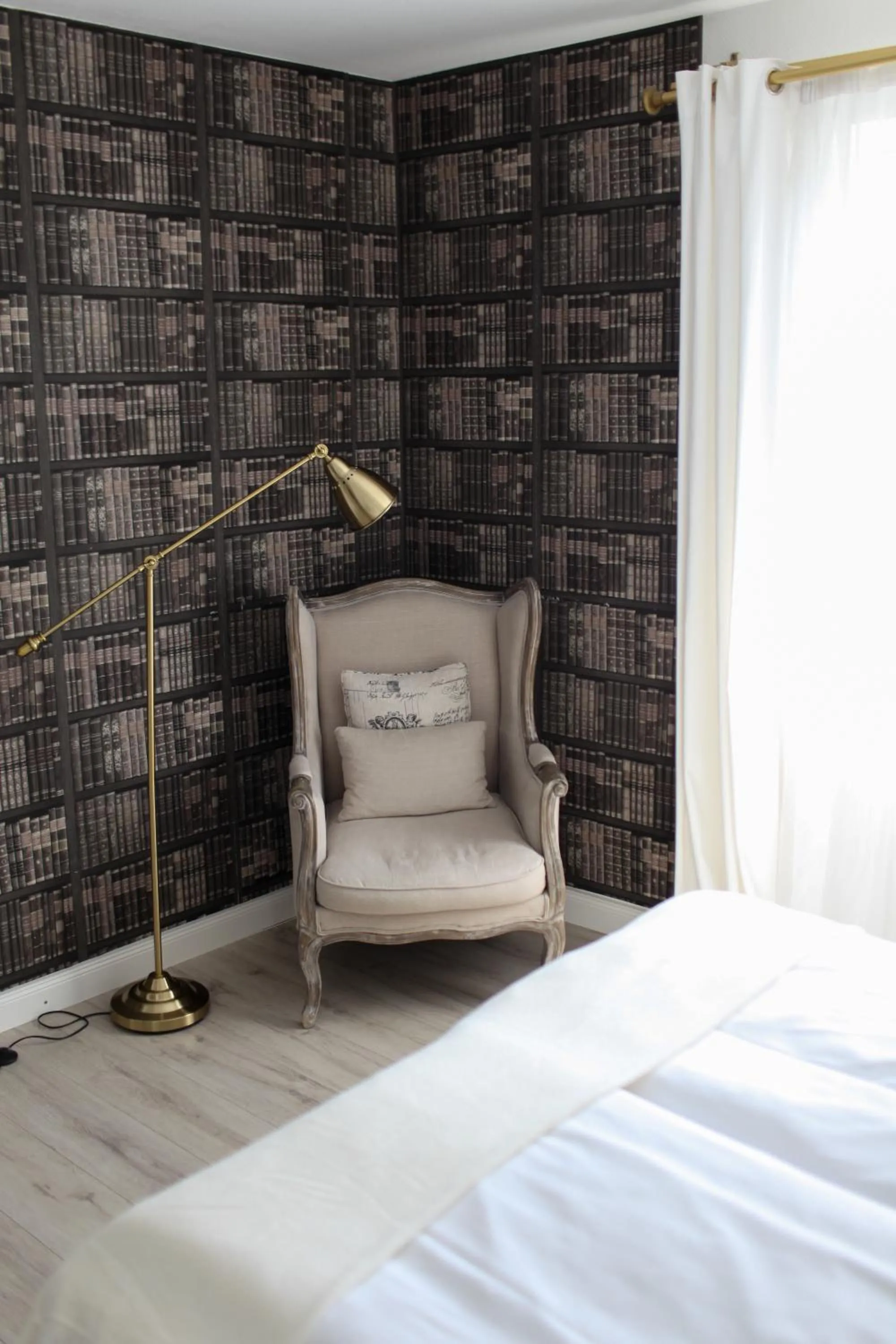 Seating area, Bed in Boutique Hotel Krone München