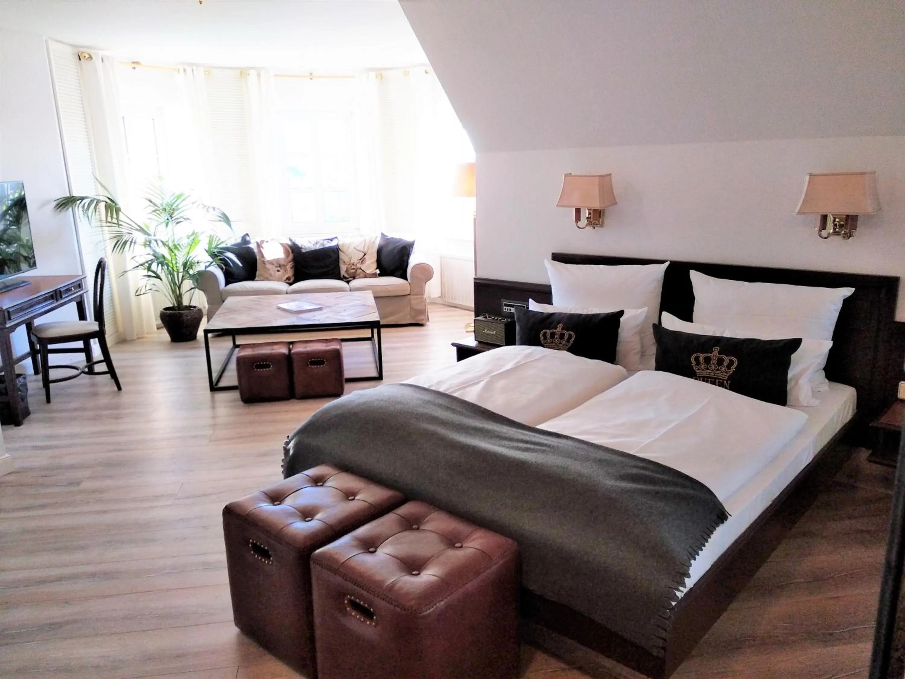 Photo of the whole room, Bed in Boutique Hotel Krone München