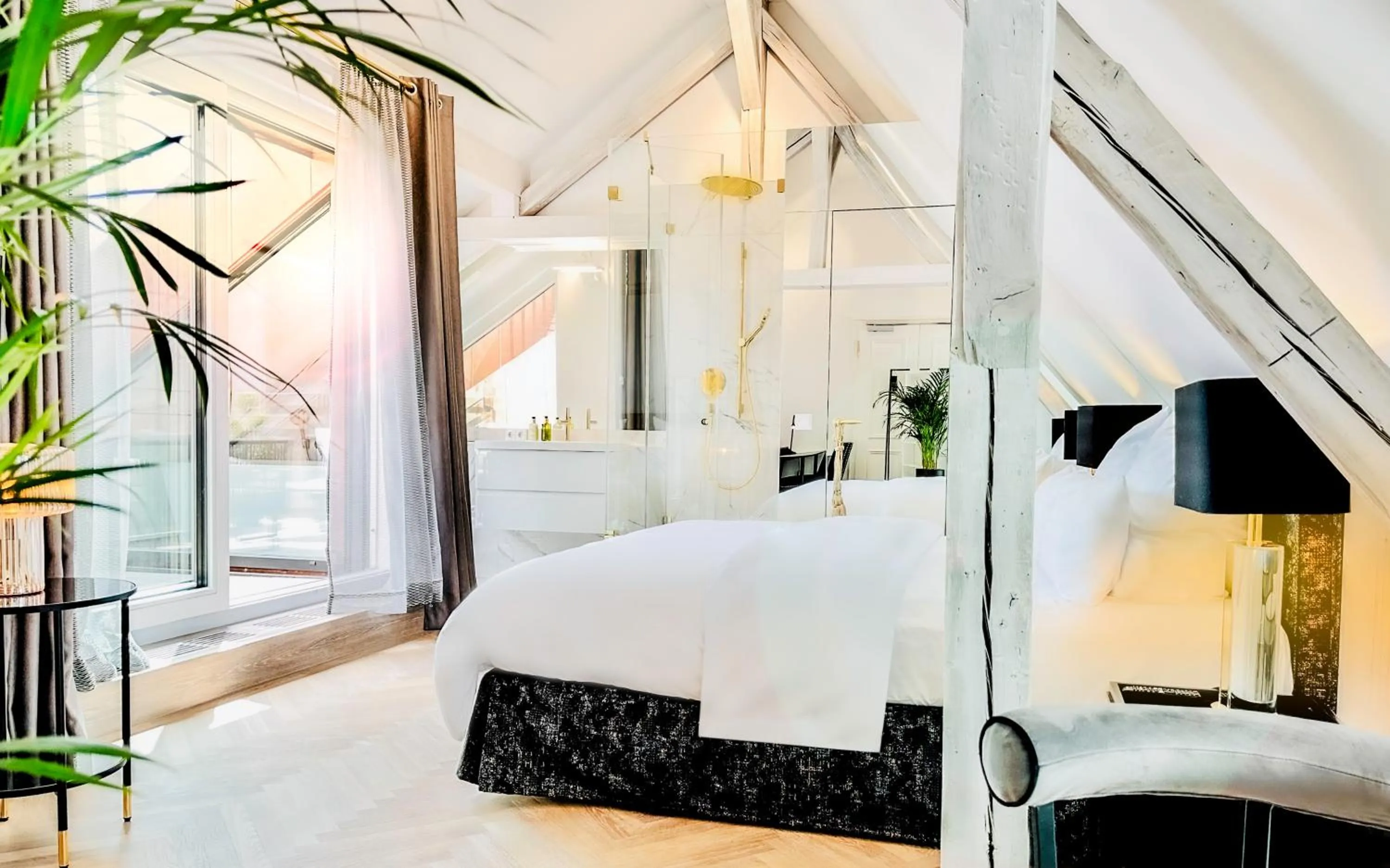 Bathroom, Bed in Boutique Hotel Krone München