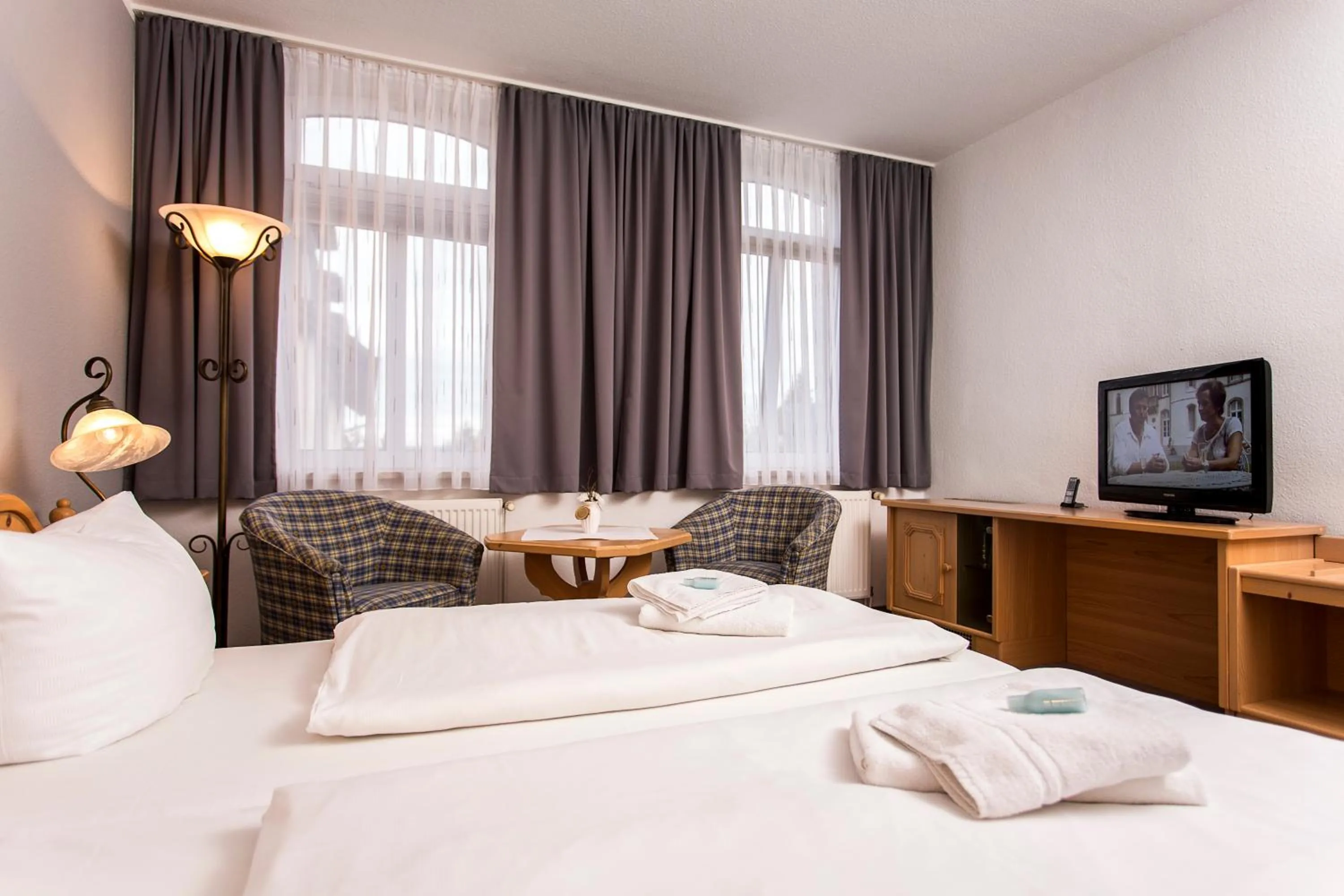 Photo of the whole room, Bed in Der Bayerische Hof