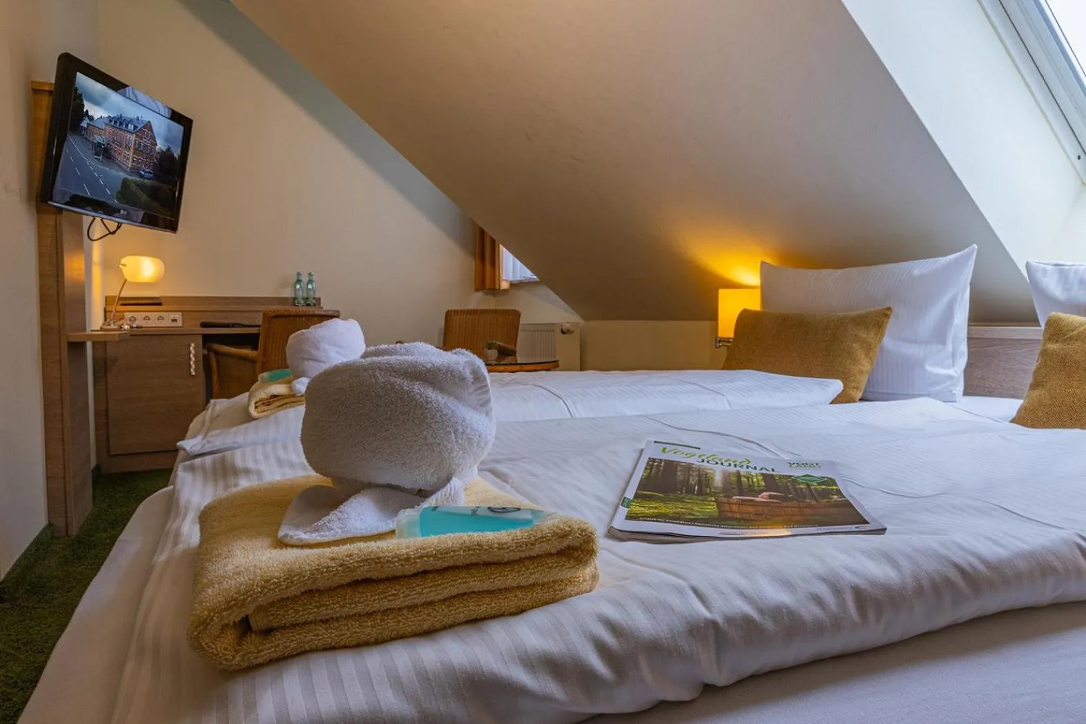 Photo of the whole room, Bed in Der Bayerische Hof