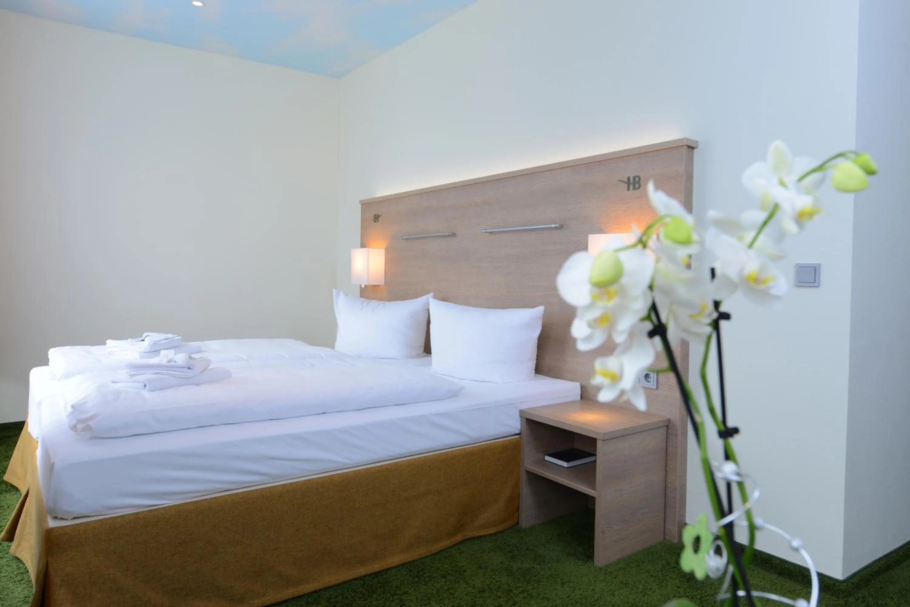 Photo of the whole room, Bed in Der Bayerische Hof