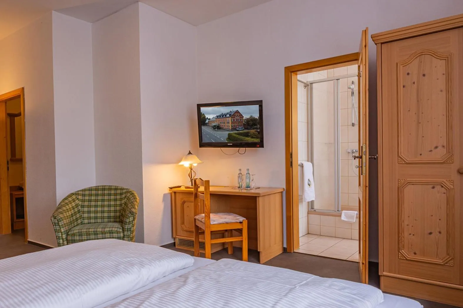 Photo of the whole room, Bed in Der Bayerische Hof