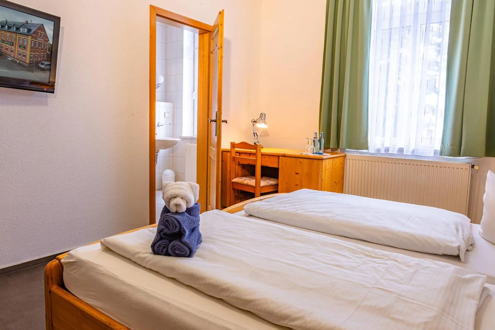 Photo of the whole room, Bed in Der Bayerische Hof