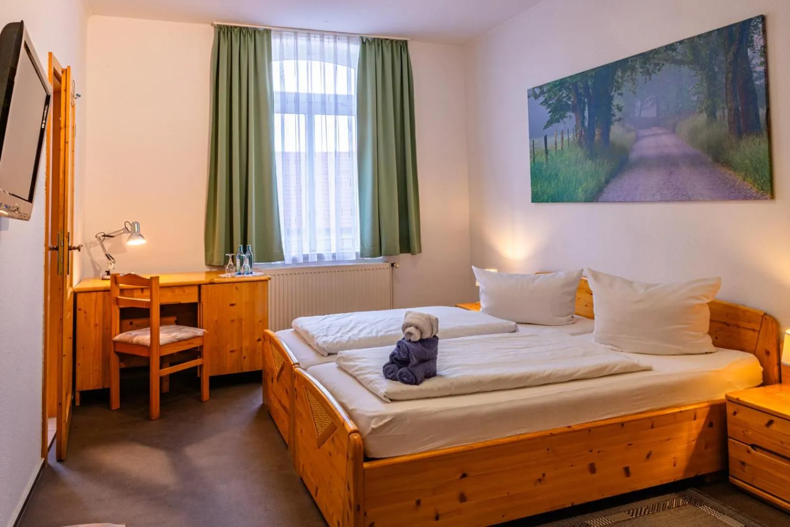 Photo of the whole room, Bed in Der Bayerische Hof