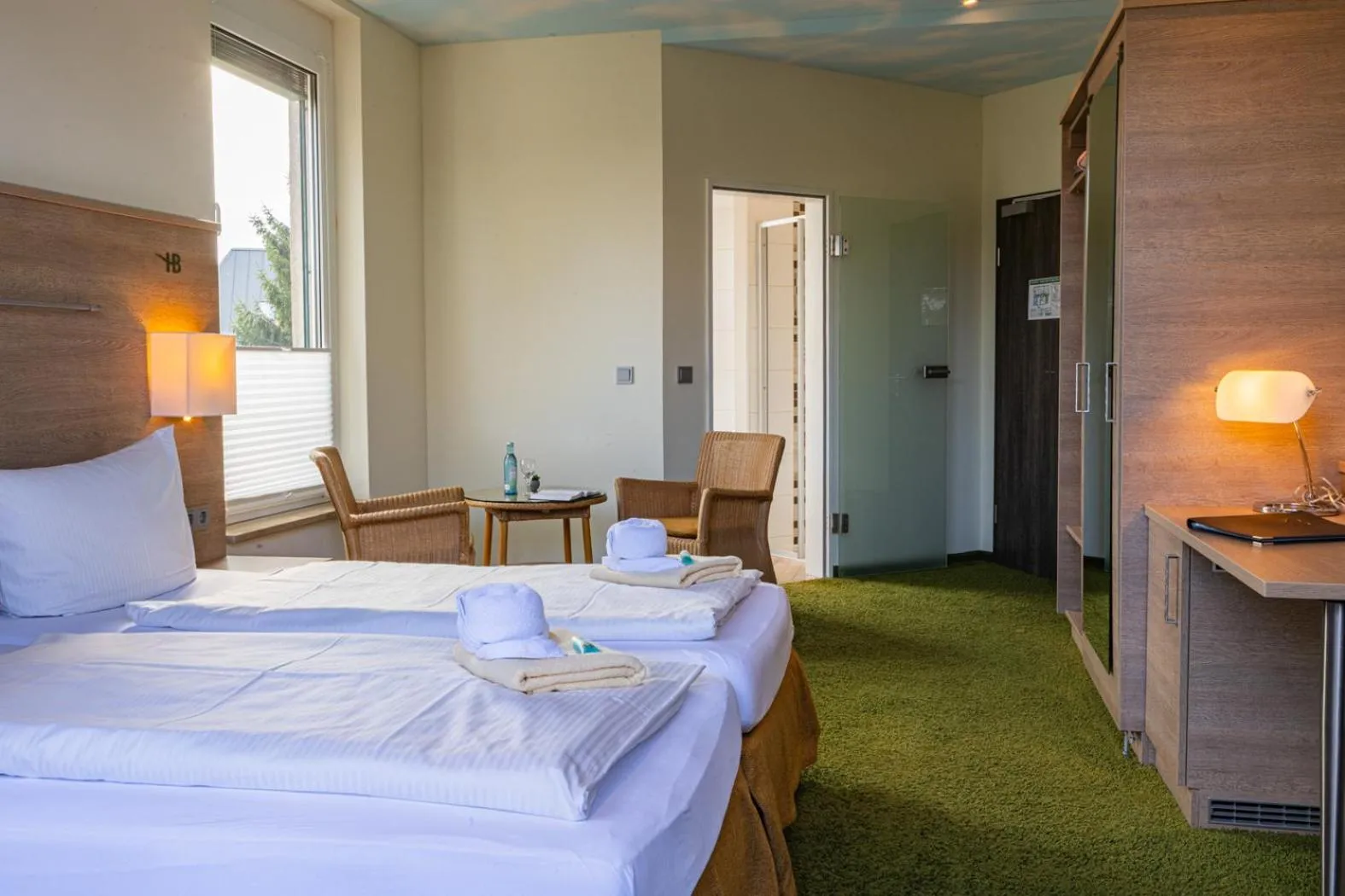 Photo of the whole room, Bed in Der Bayerische Hof