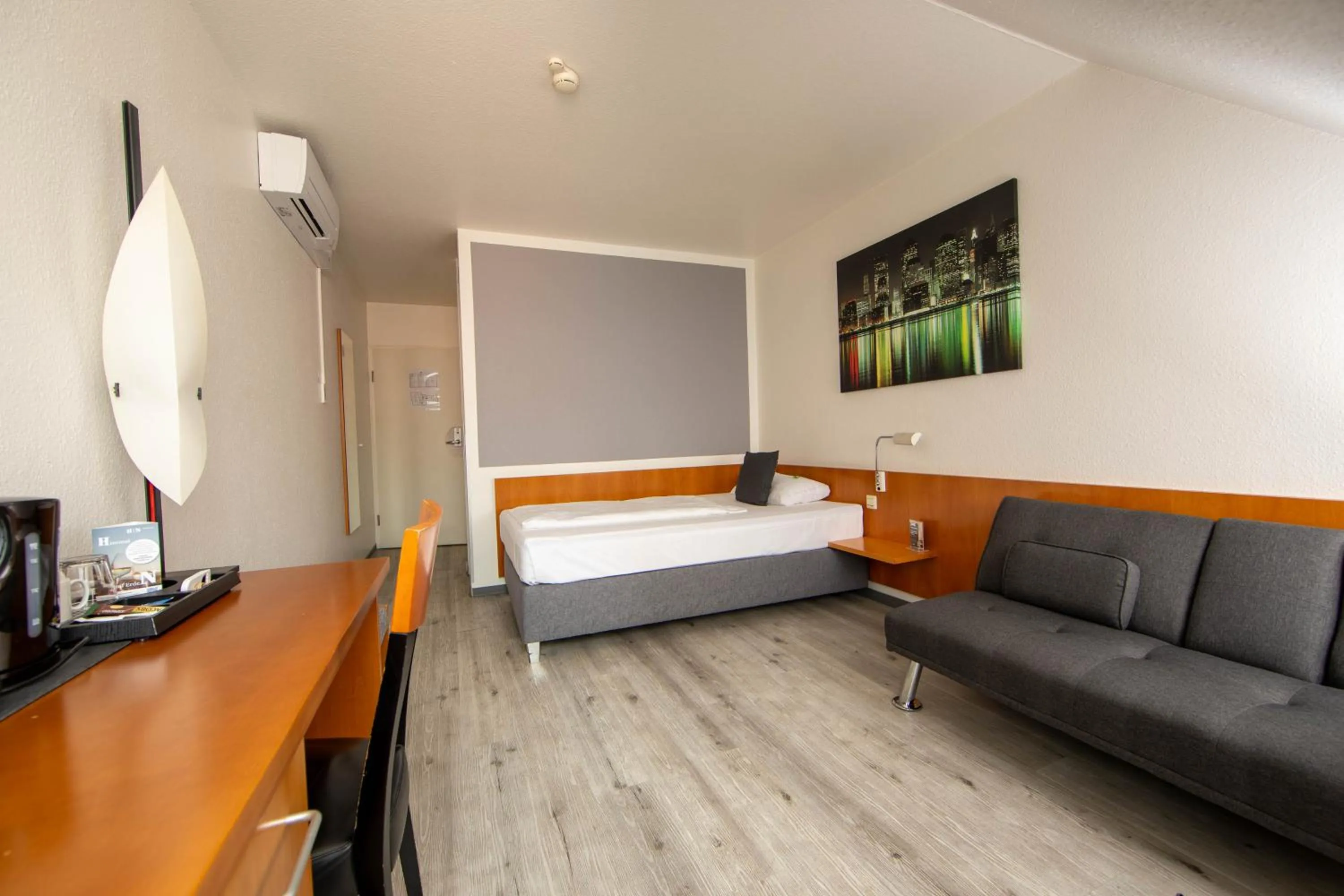 Photo of the whole room, Bed in hogh Hotel Heilbronn