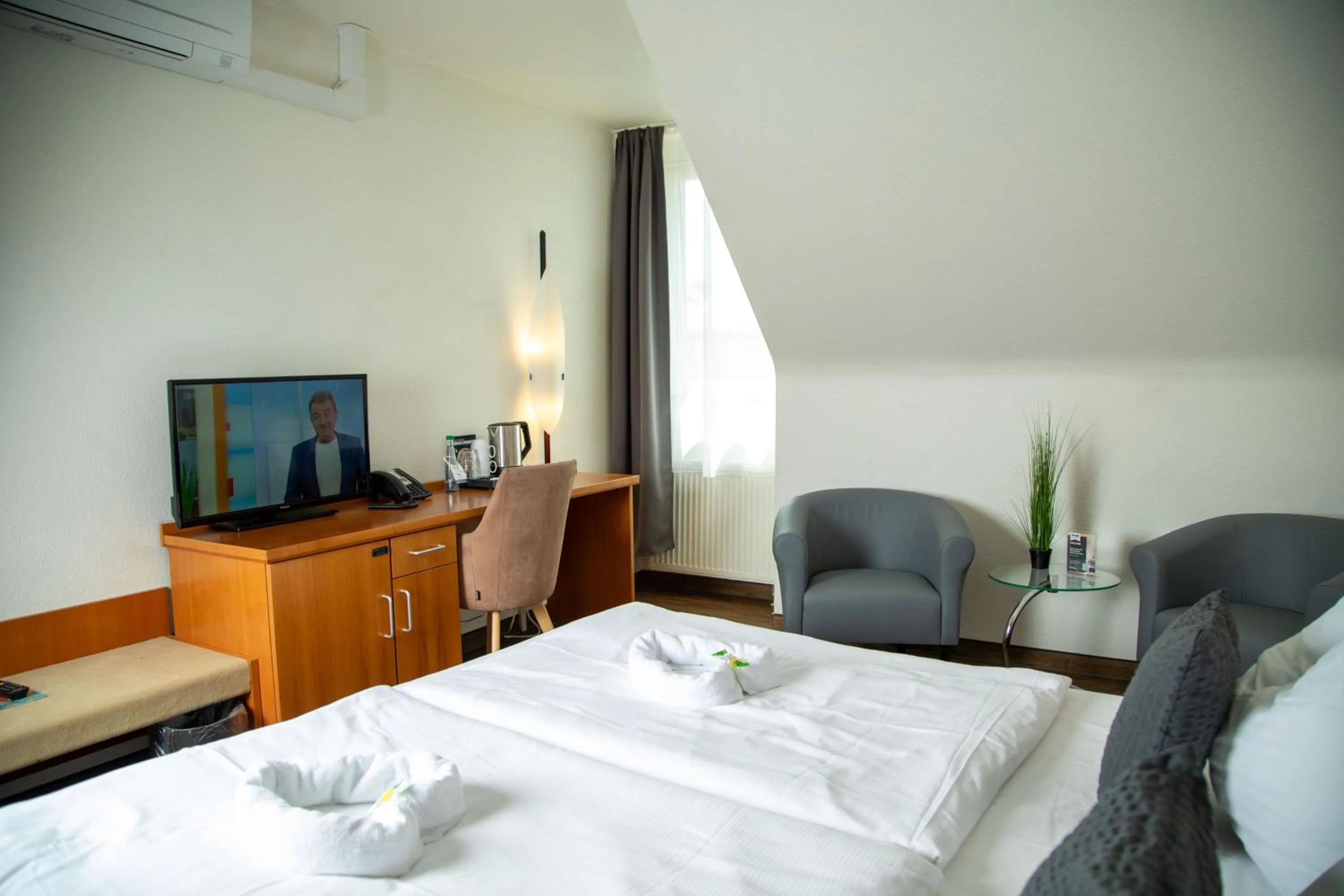 Photo of the whole room, Bed in hogh Hotel Heilbronn