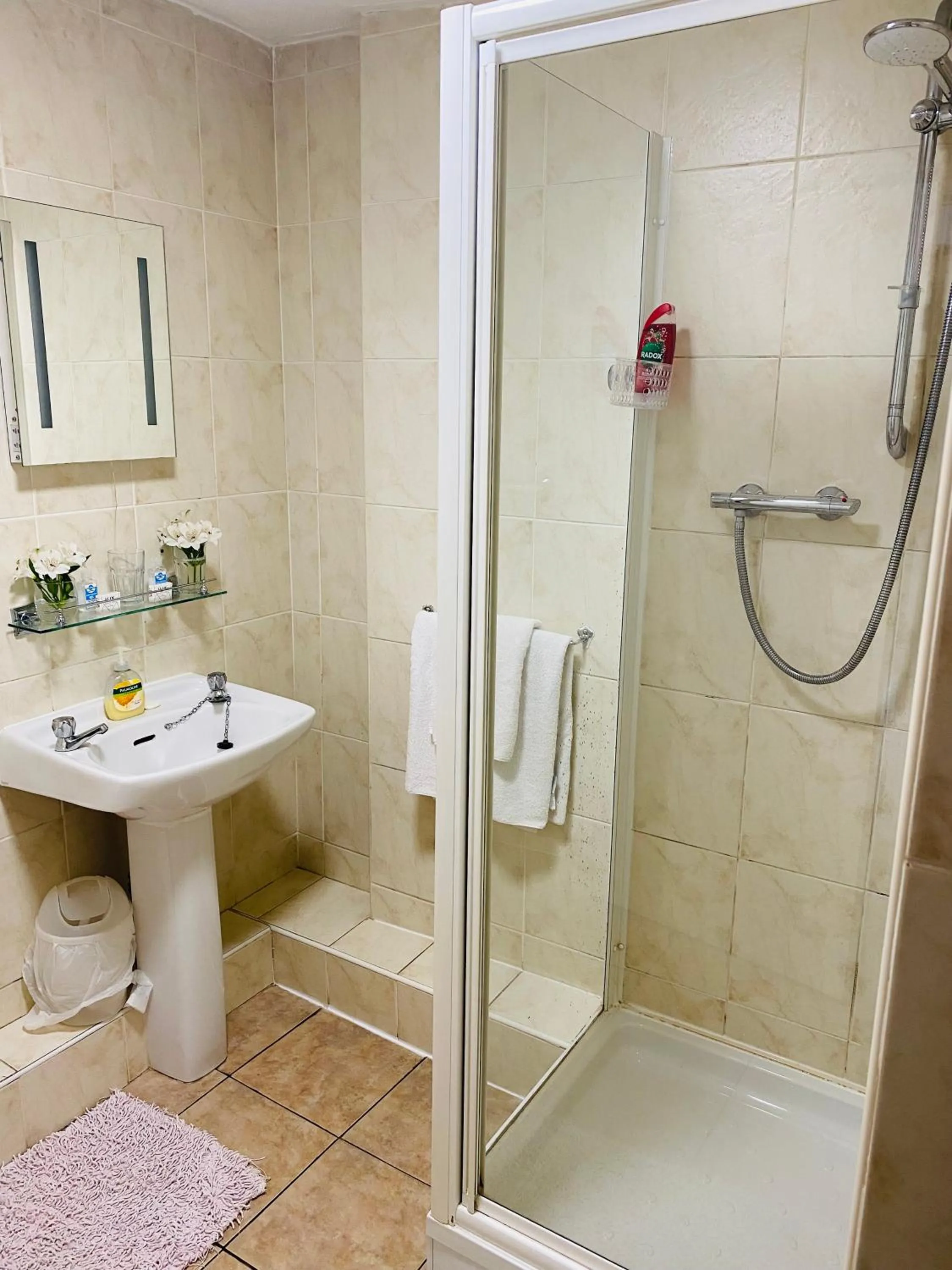 Bathroom in The Mallards