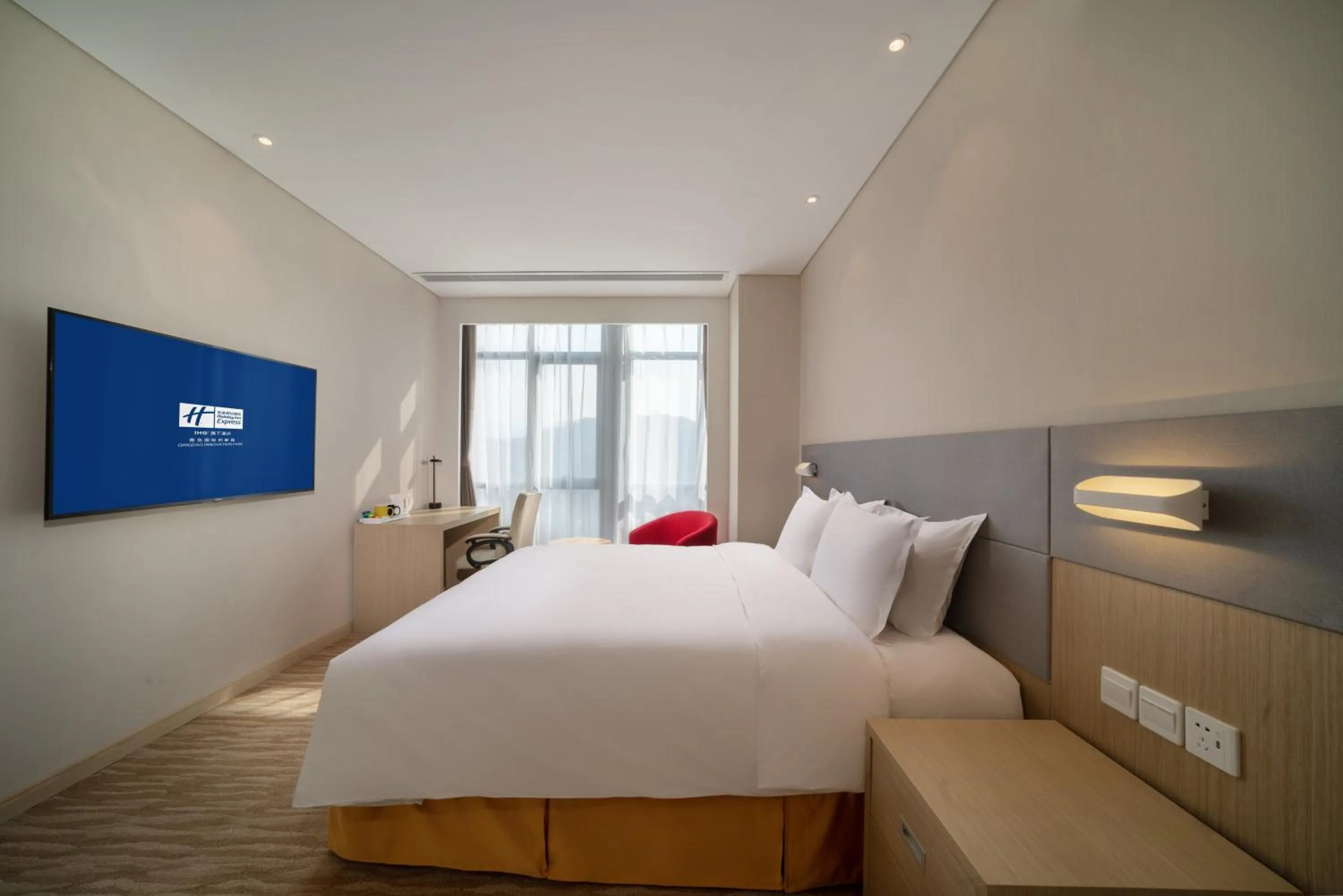 Photo of the whole room, Bed in Holiday Inn Express Qingdao Innovation Park by IHG