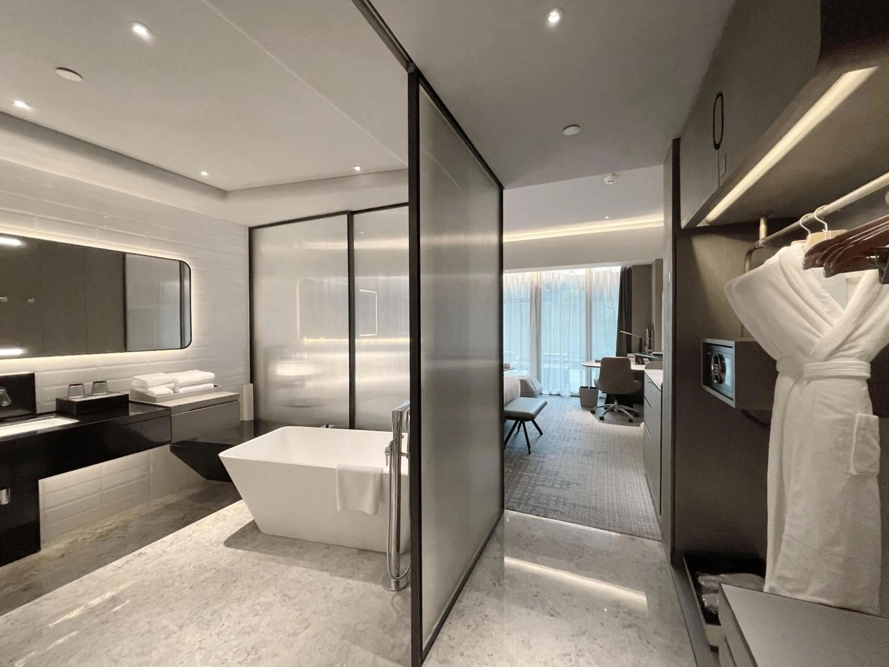 Executive Garden King Room - Non-Smoking in Crowne Plaza Shenzhen World Exhibition and Convention Center, an IHG Hotel