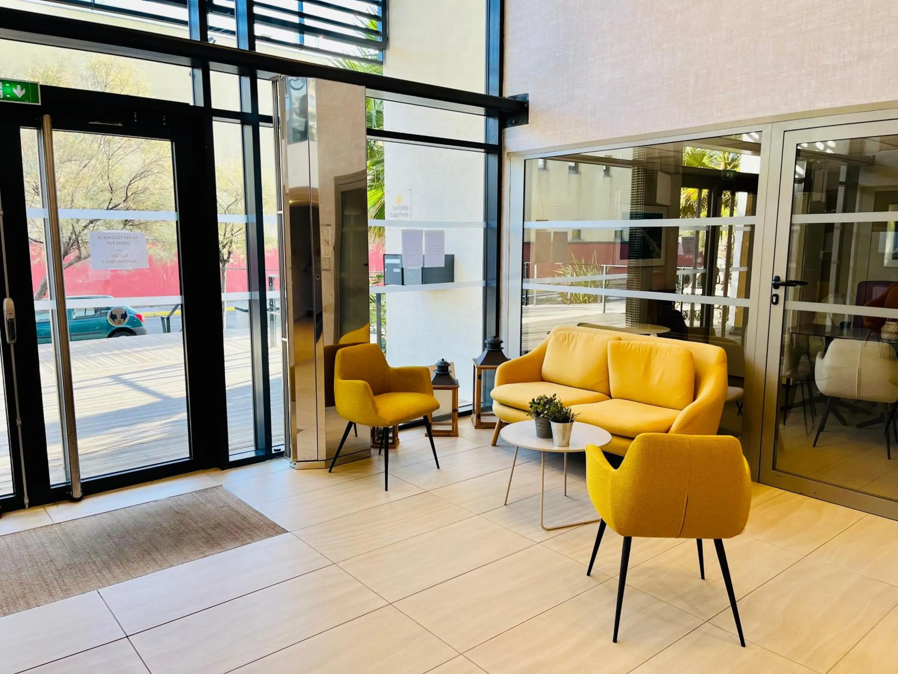 Lobby or reception in Les Patios de St-Pierre