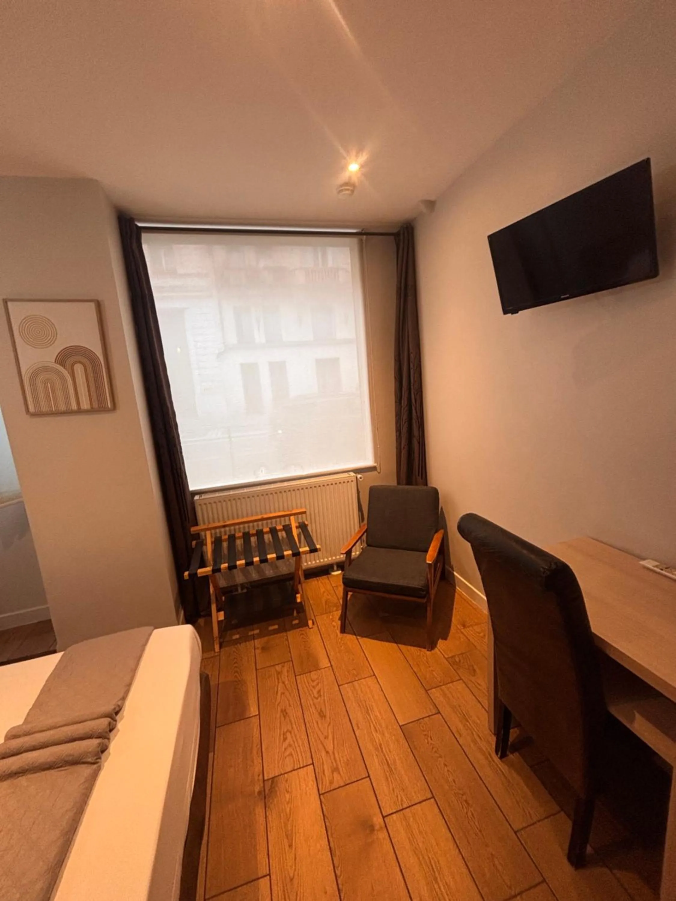 Photo of the whole room in LAFAYETTE HOTEL