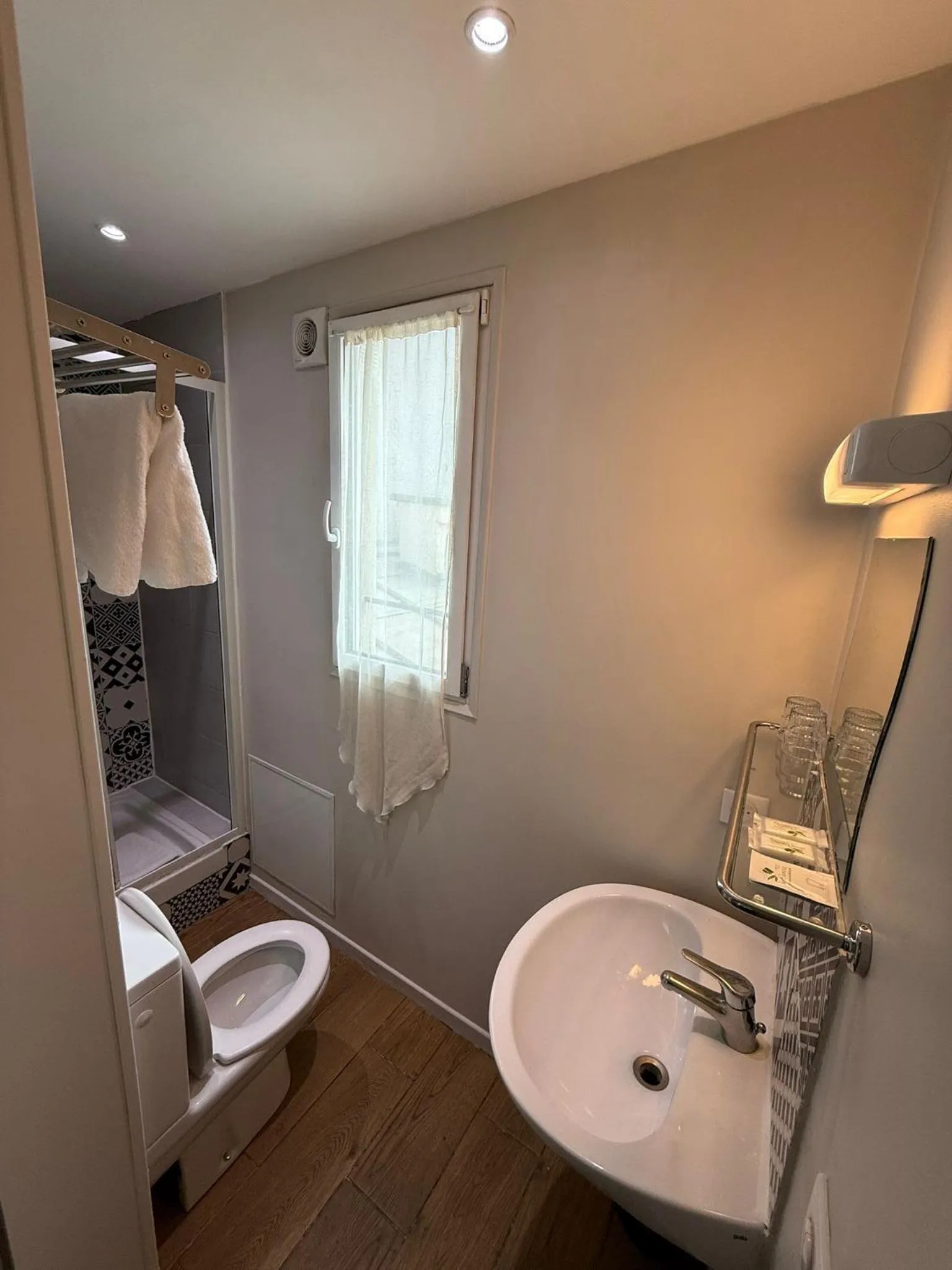 Toilet in LAFAYETTE HOTEL