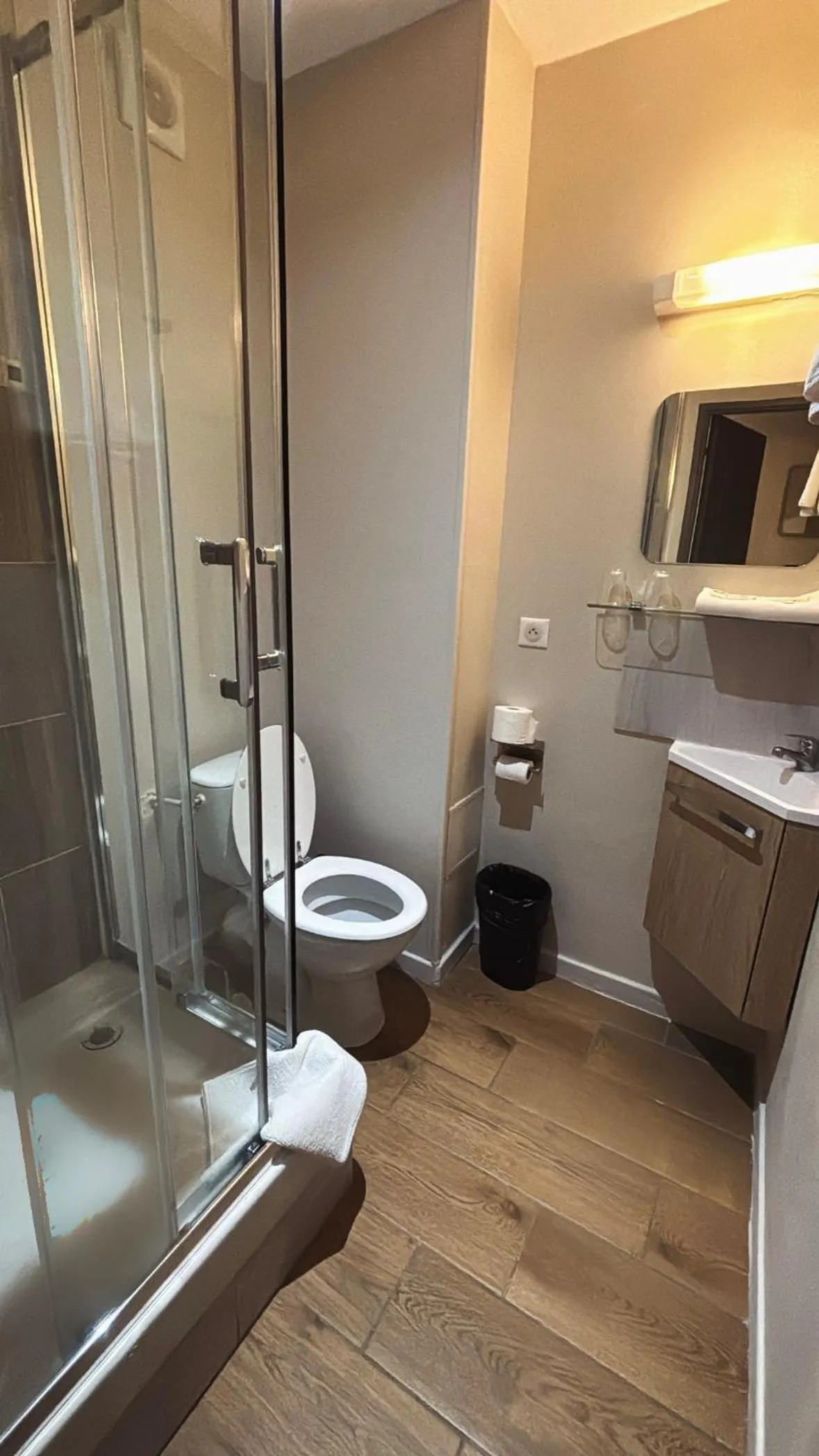 Toilet in LAFAYETTE HOTEL