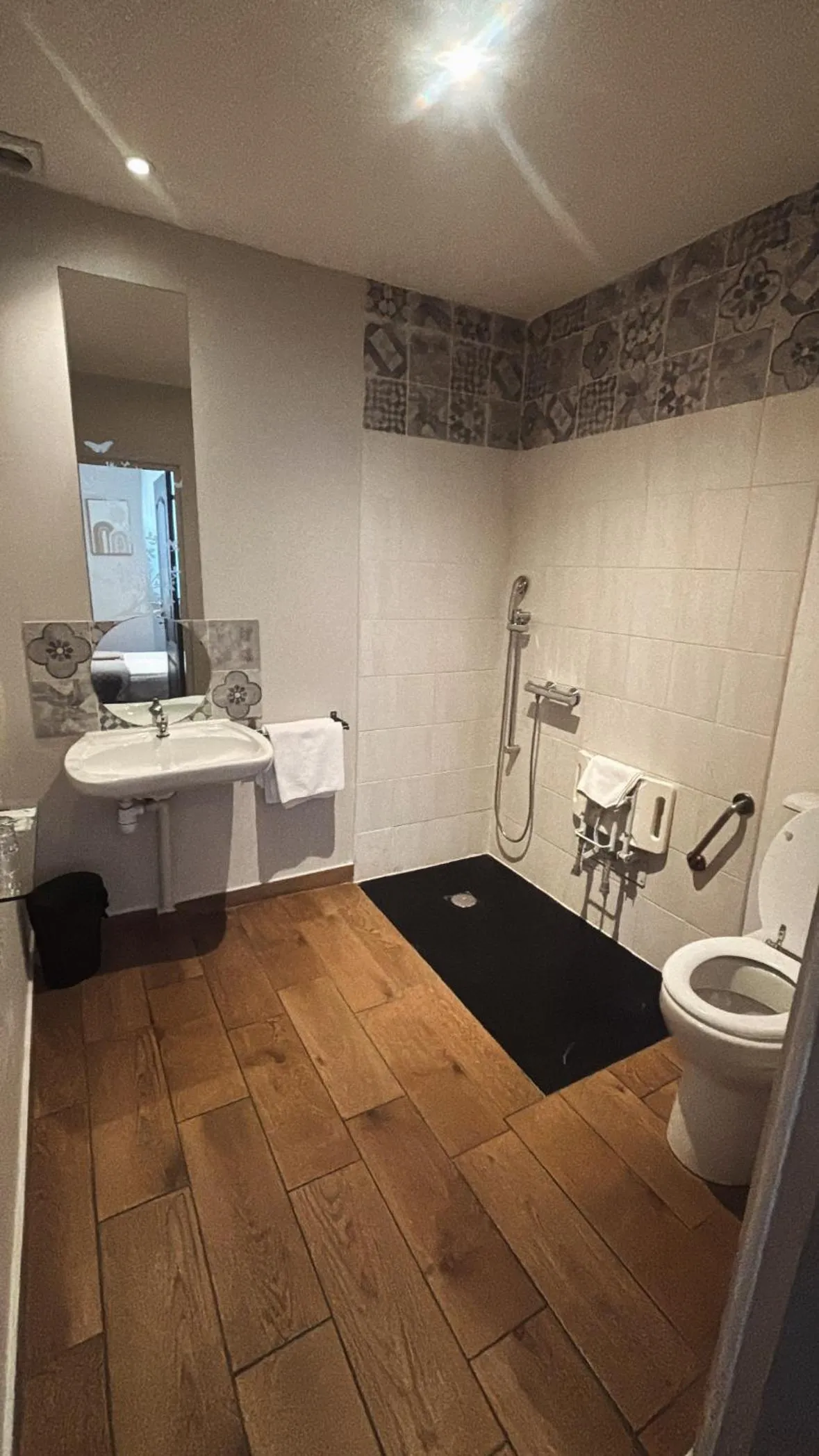 Toilet in LAFAYETTE HOTEL