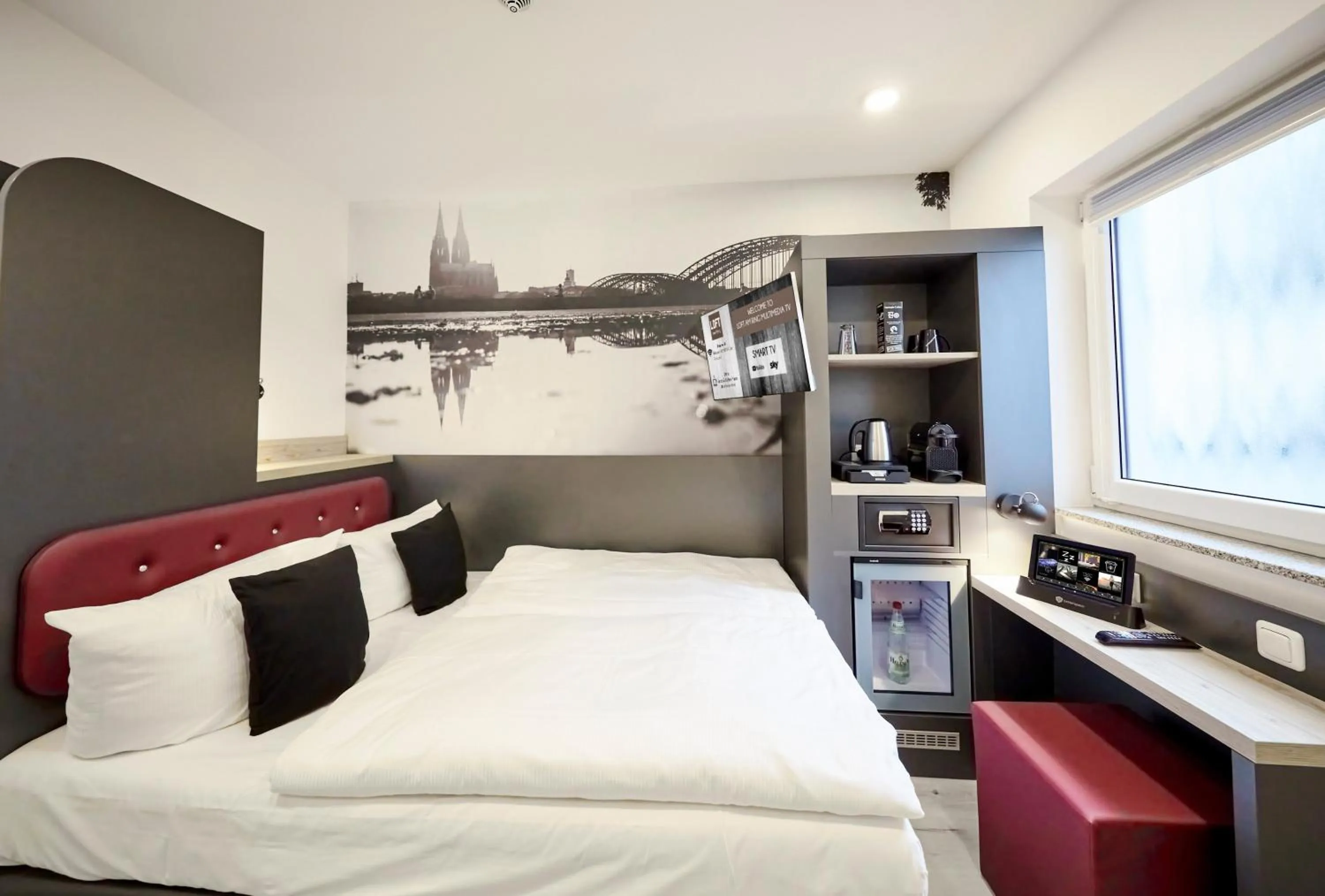 Photo of the whole room, Bed in SMARTY Cologne Dom Hotel - Boardinghouse - KONTAKTLOSER SELF CHECK-IN