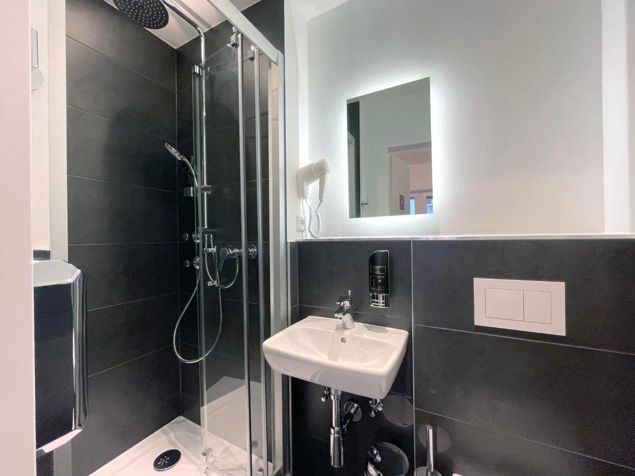 Bathroom in SMARTY Cologne Dom Hotel - Boardinghouse - KONTAKTLOSER SELF CHECK-IN