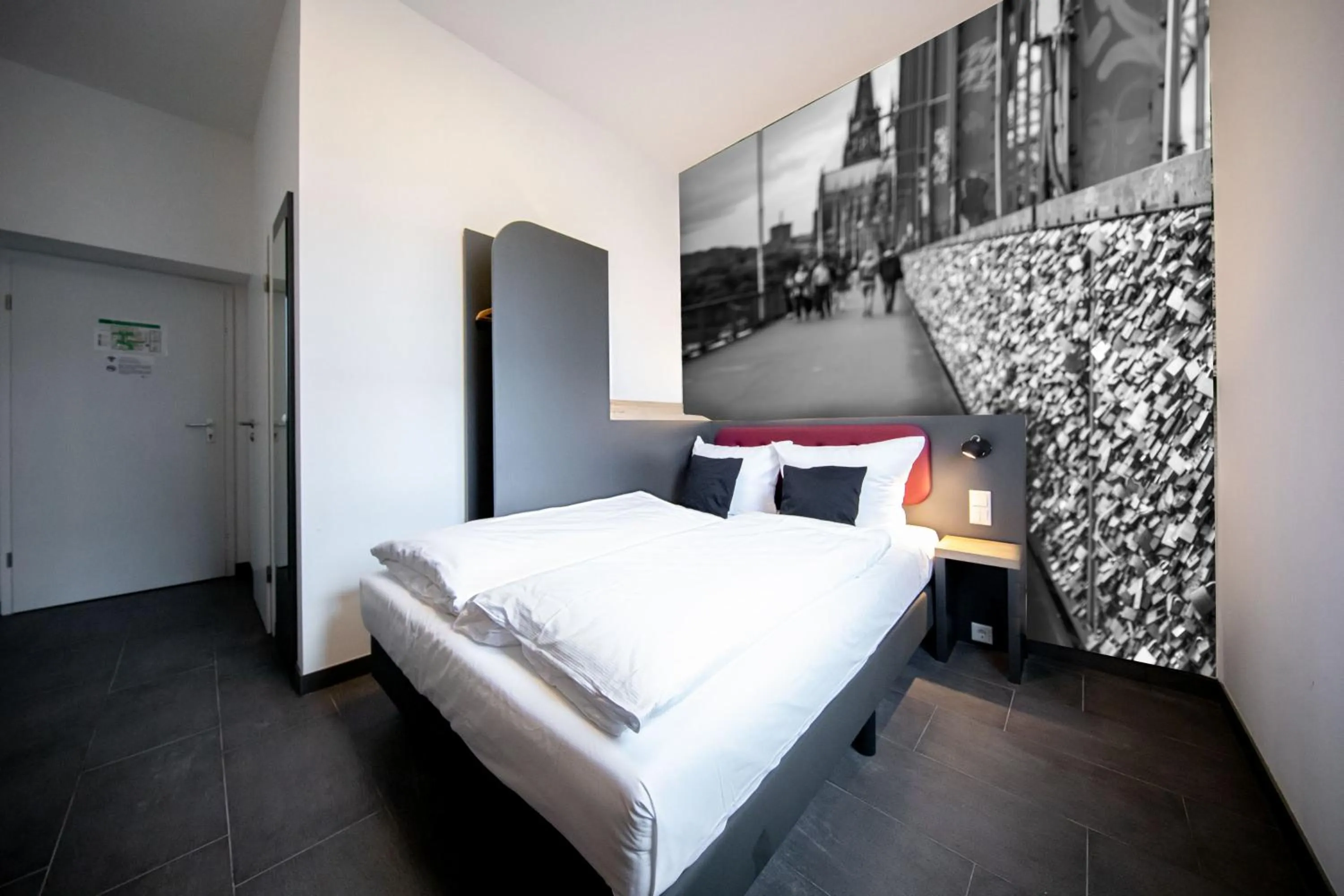 Photo of the whole room, Bed in SMARTY Cologne Dom Hotel - Boardinghouse - KONTAKTLOSER SELF CHECK-IN