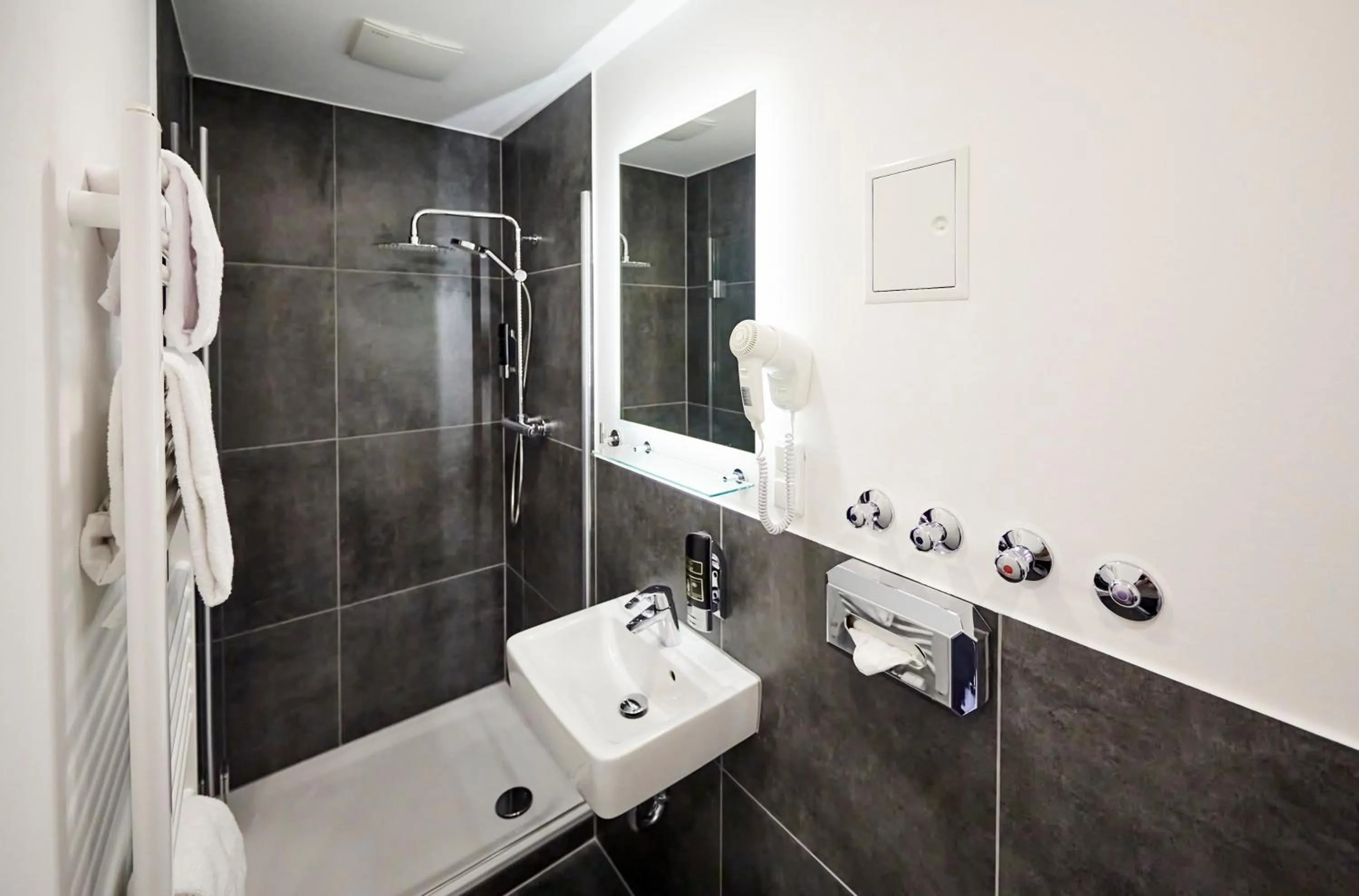 Bathroom in SMARTY Cologne Dom Hotel - Boardinghouse - KONTAKTLOSER SELF CHECK-IN