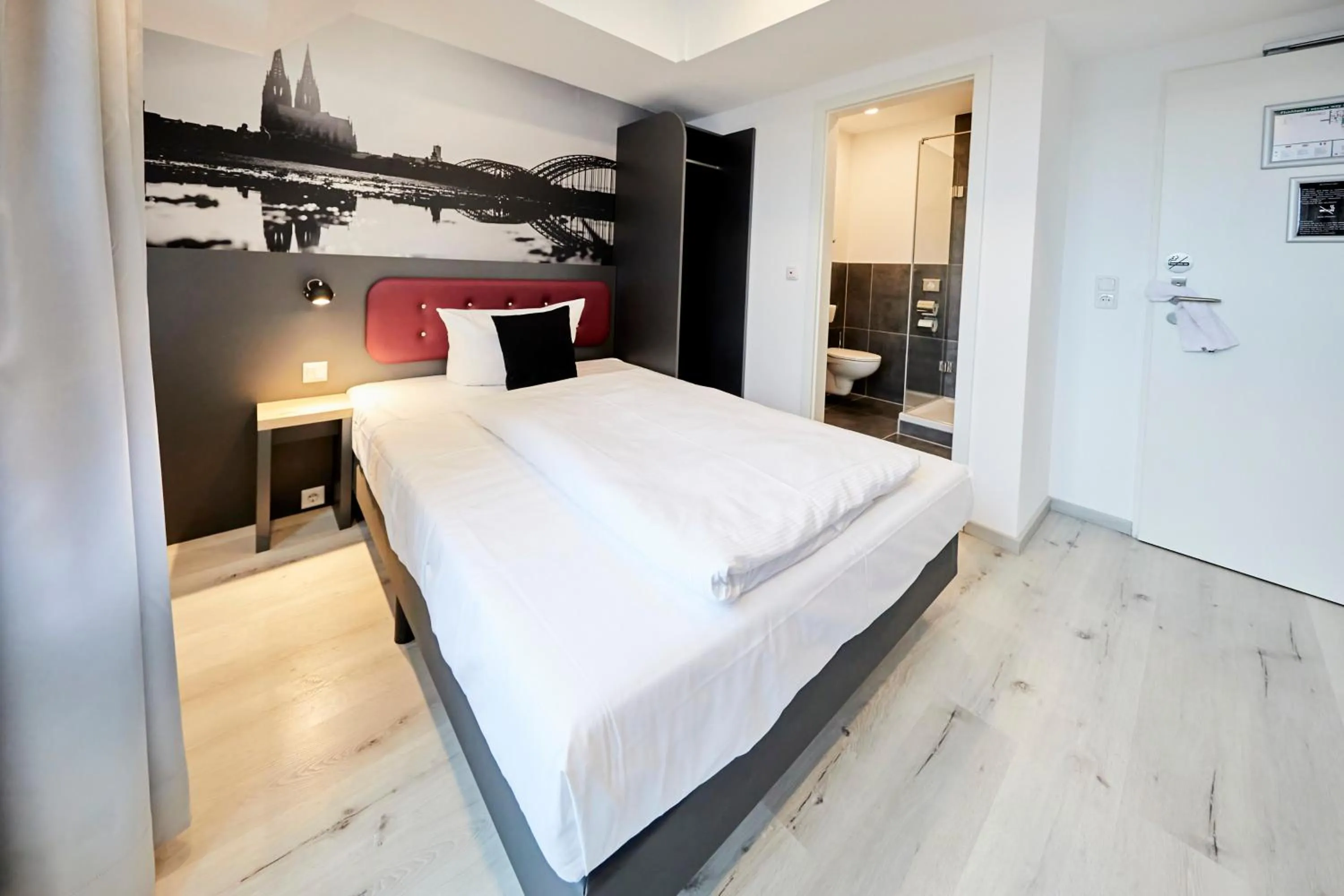 Bedroom, Bed in SMARTY Cologne Dom Hotel - Boardinghouse - KONTAKTLOSER SELF CHECK-IN