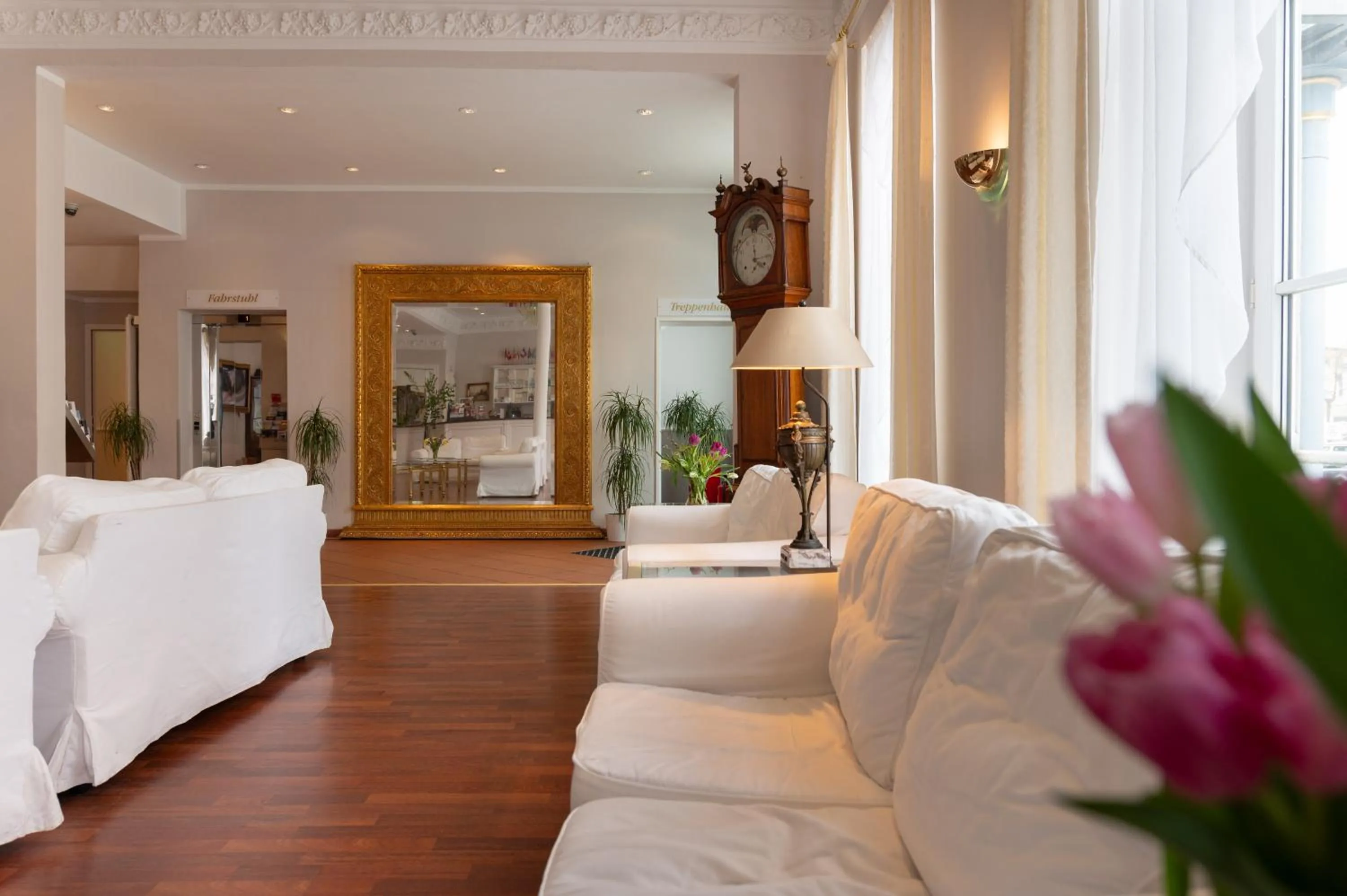 Seating area, Bed in Hotel Commodore