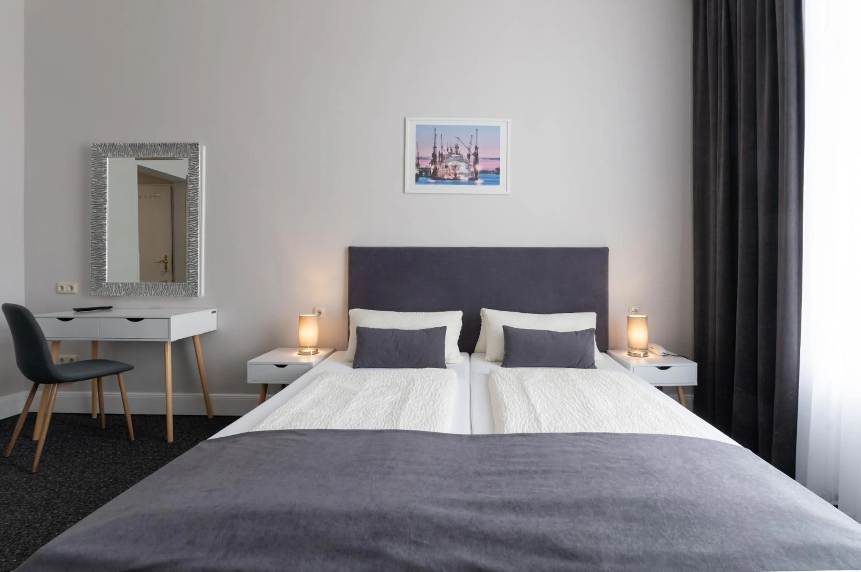 Photo of the whole room, Bed in Hotel Commodore