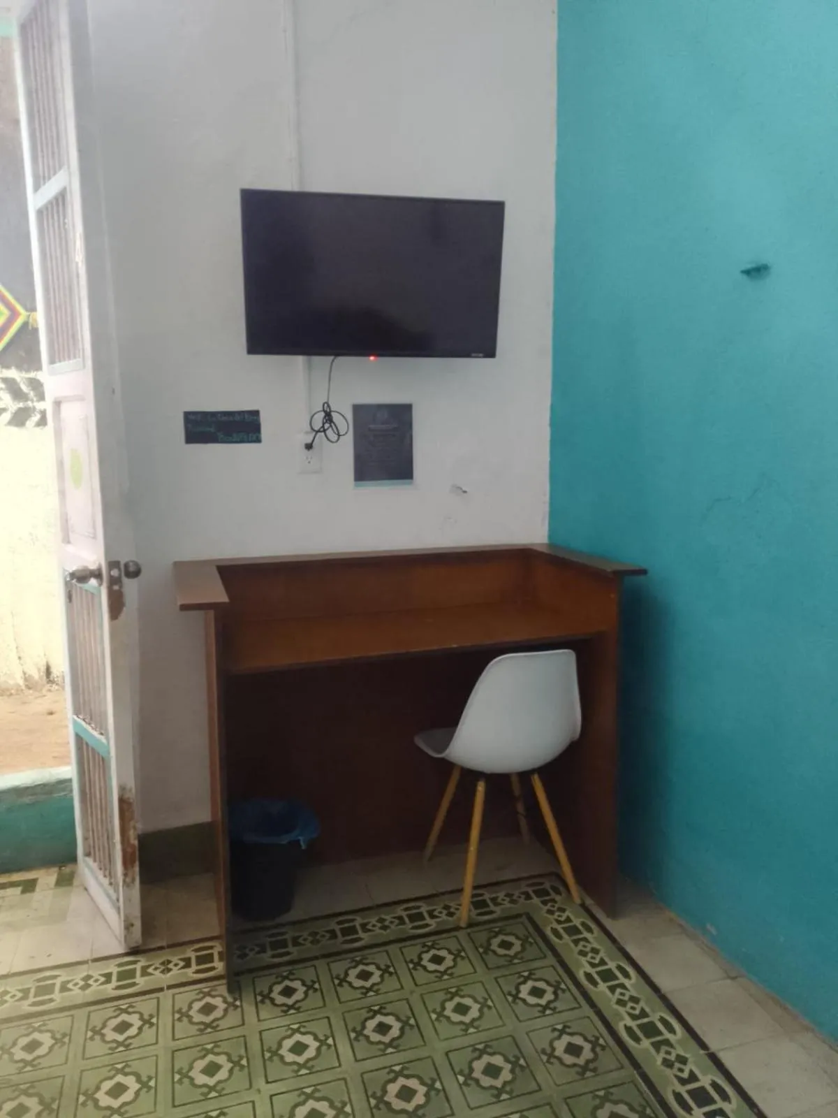 Property building in La Casa del Kéej Hostel