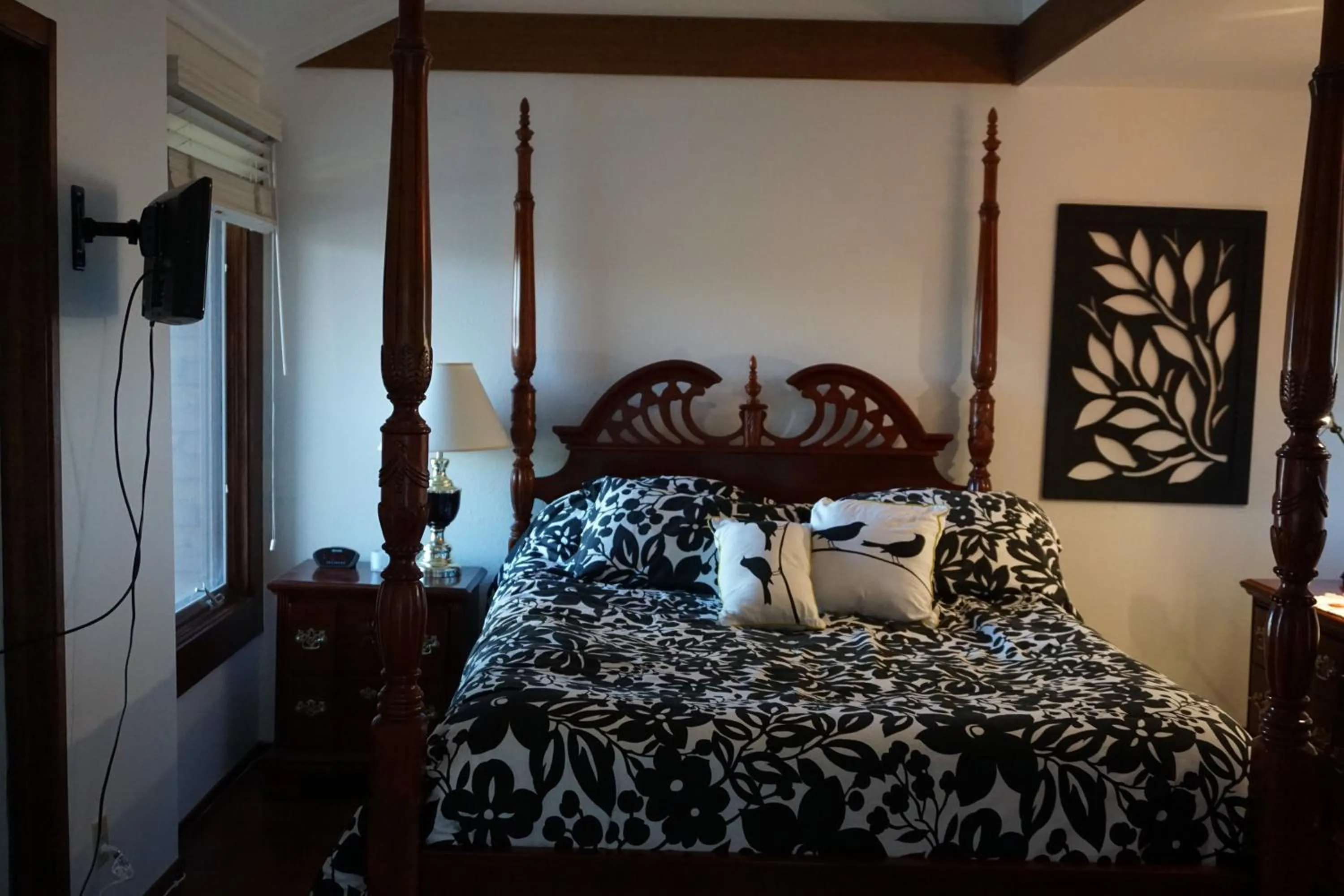 Bed in 2-3 bedroom /2 bath