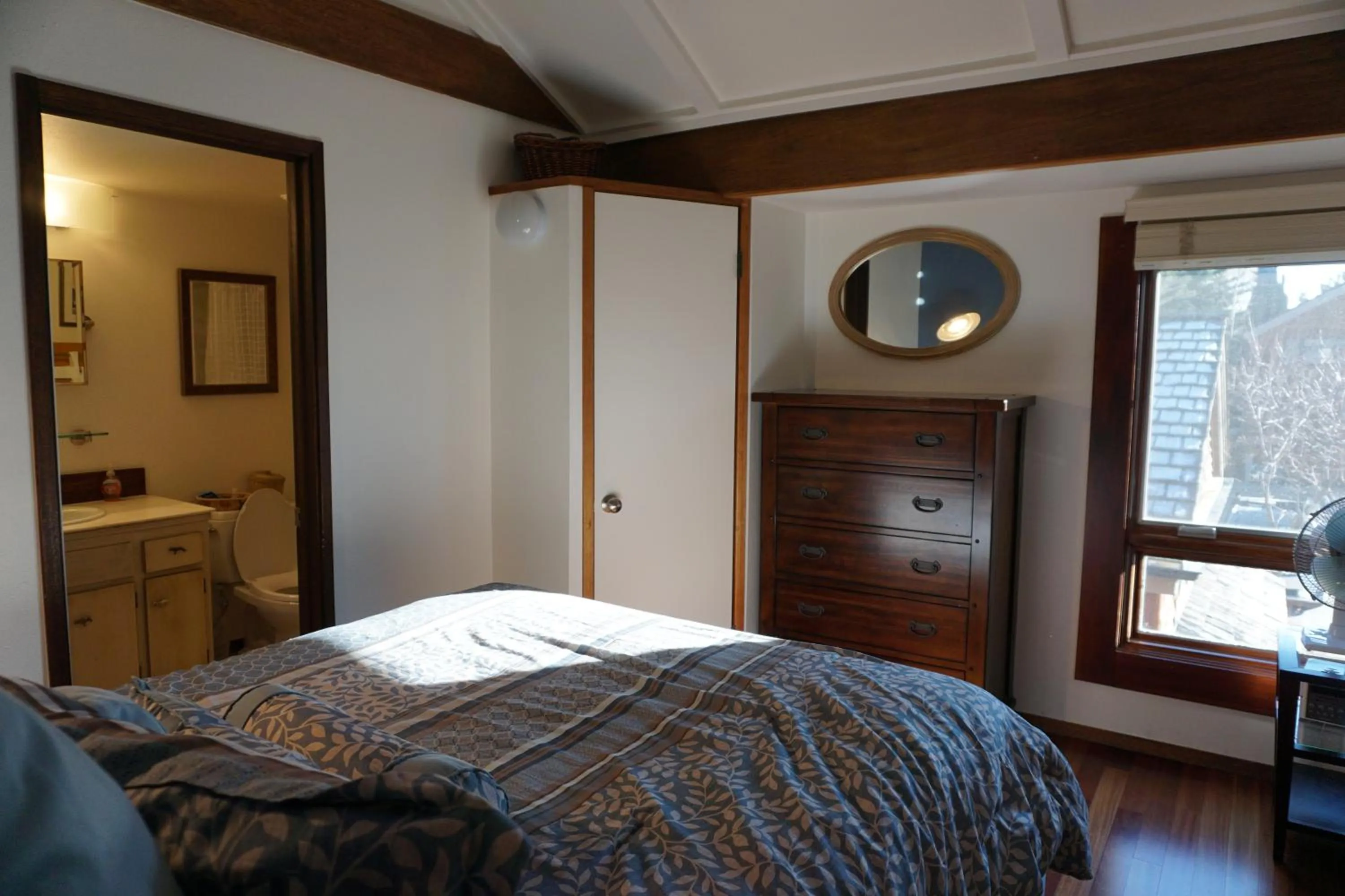 Bed in 2-3 bedroom /2 bath