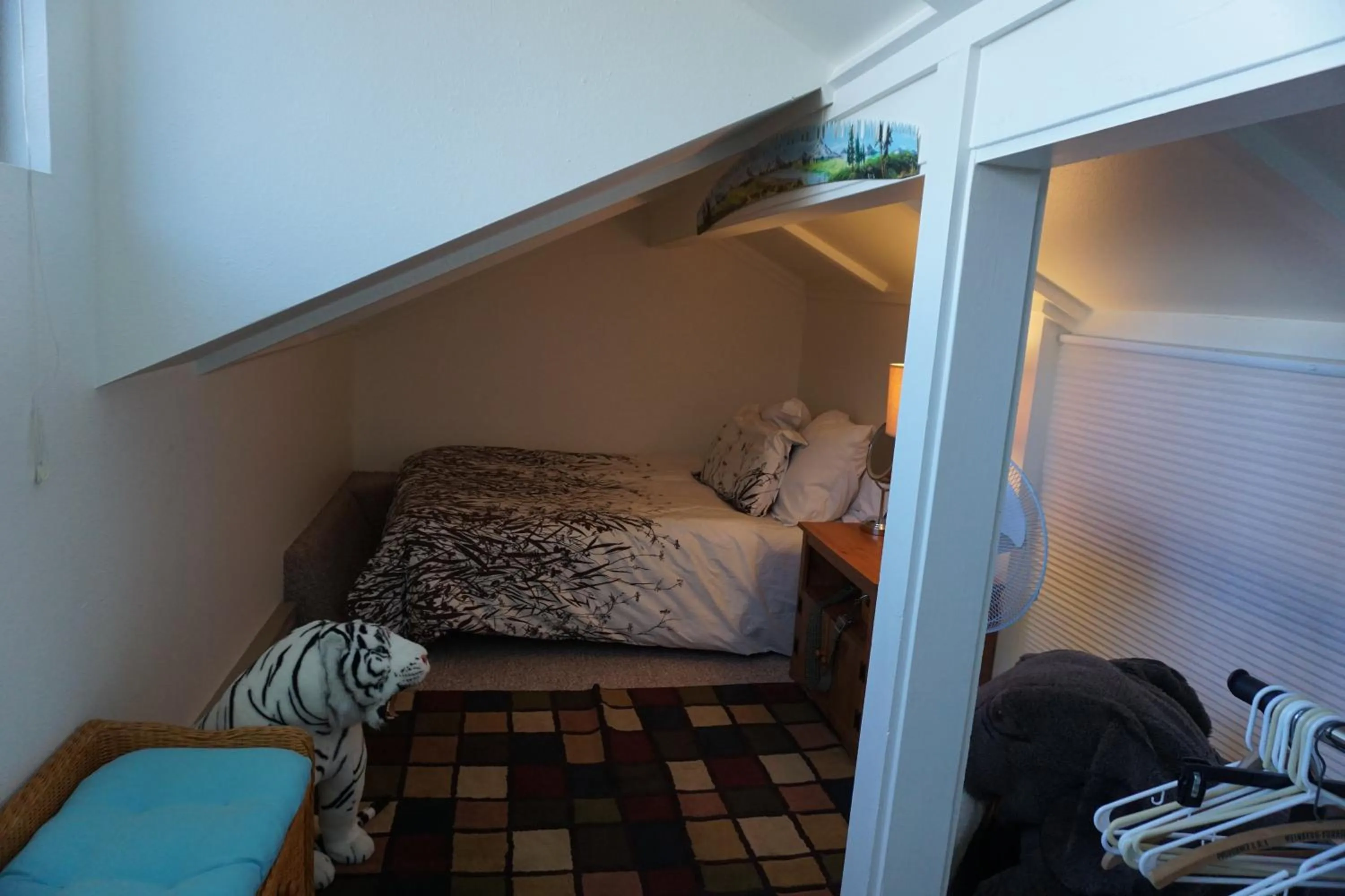 Bed in 2-3 bedroom /2 bath