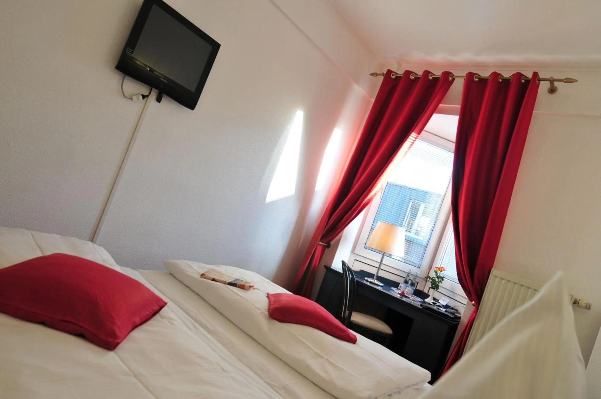 Photo of the whole room, Bed in Cerano City Hotel Köln am Dom