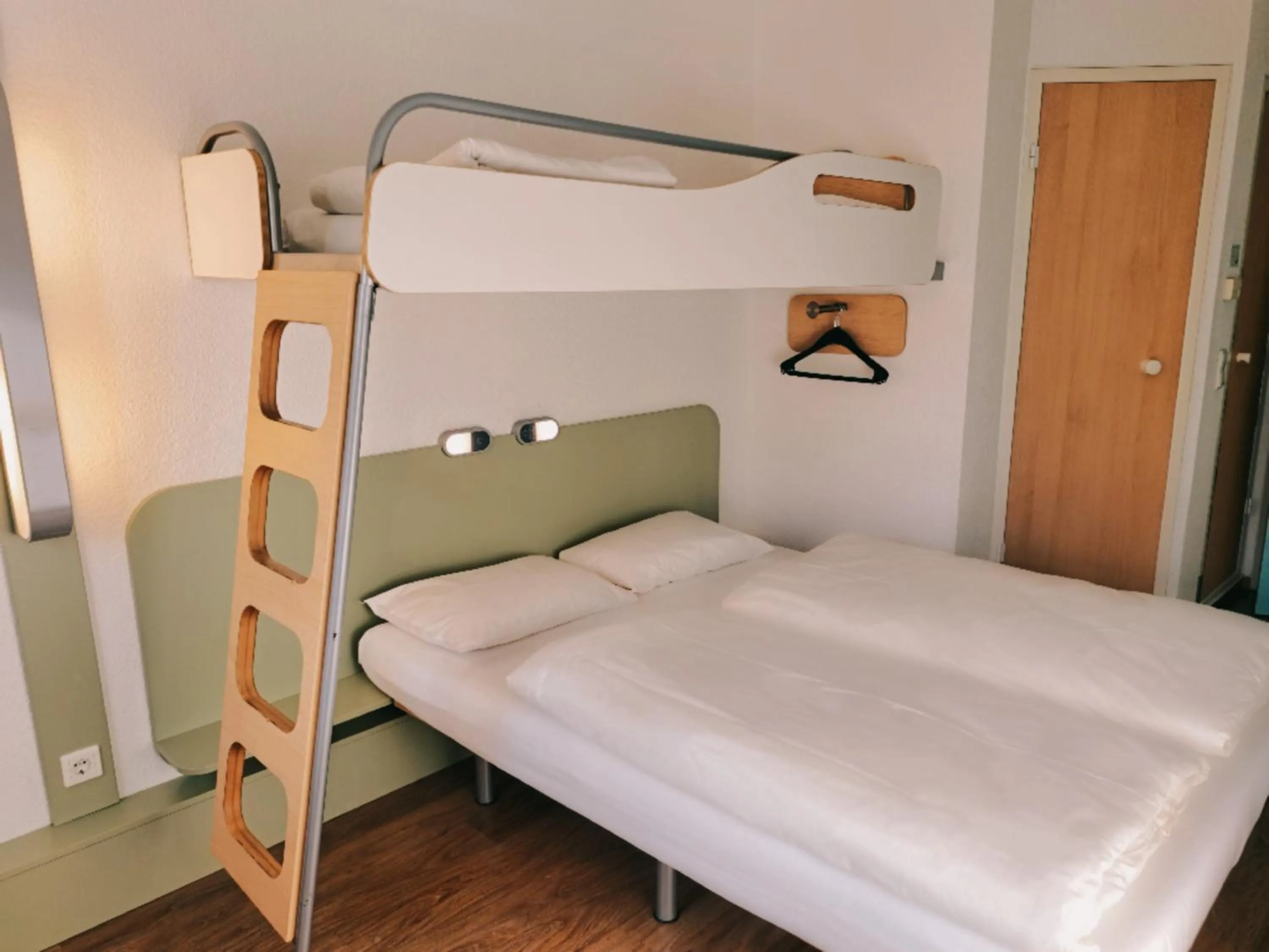 Photo of the whole room, Bed in ibis budget Berlin Ost