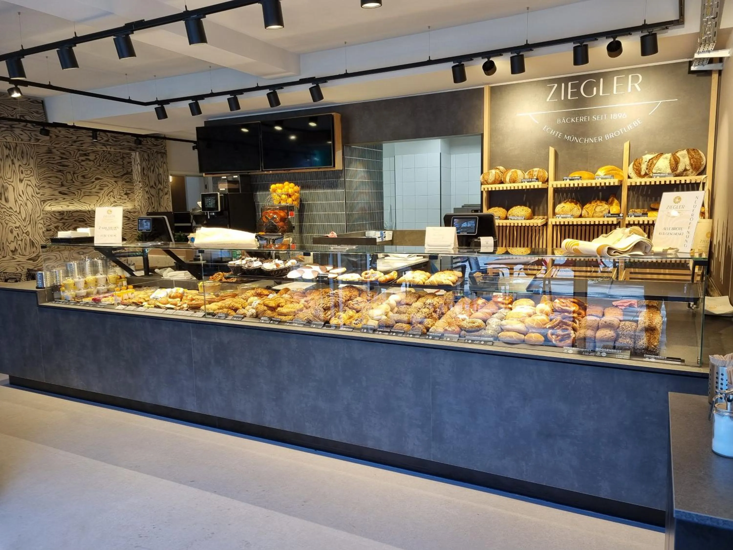 Restaurant/places to eat in myMINGA13 - Hotel & serviced Apartments