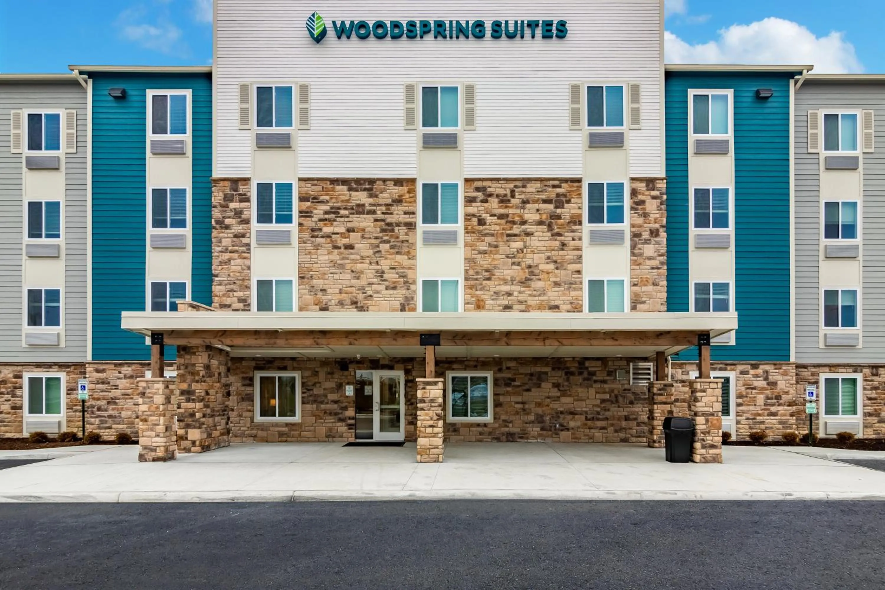 Property building in WoodSpring Suites Toledo Maumee