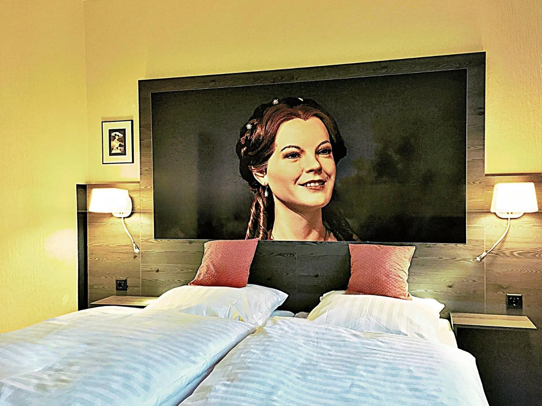 Photo of the whole room, Bed in Retro - Art - Hotel Lünen